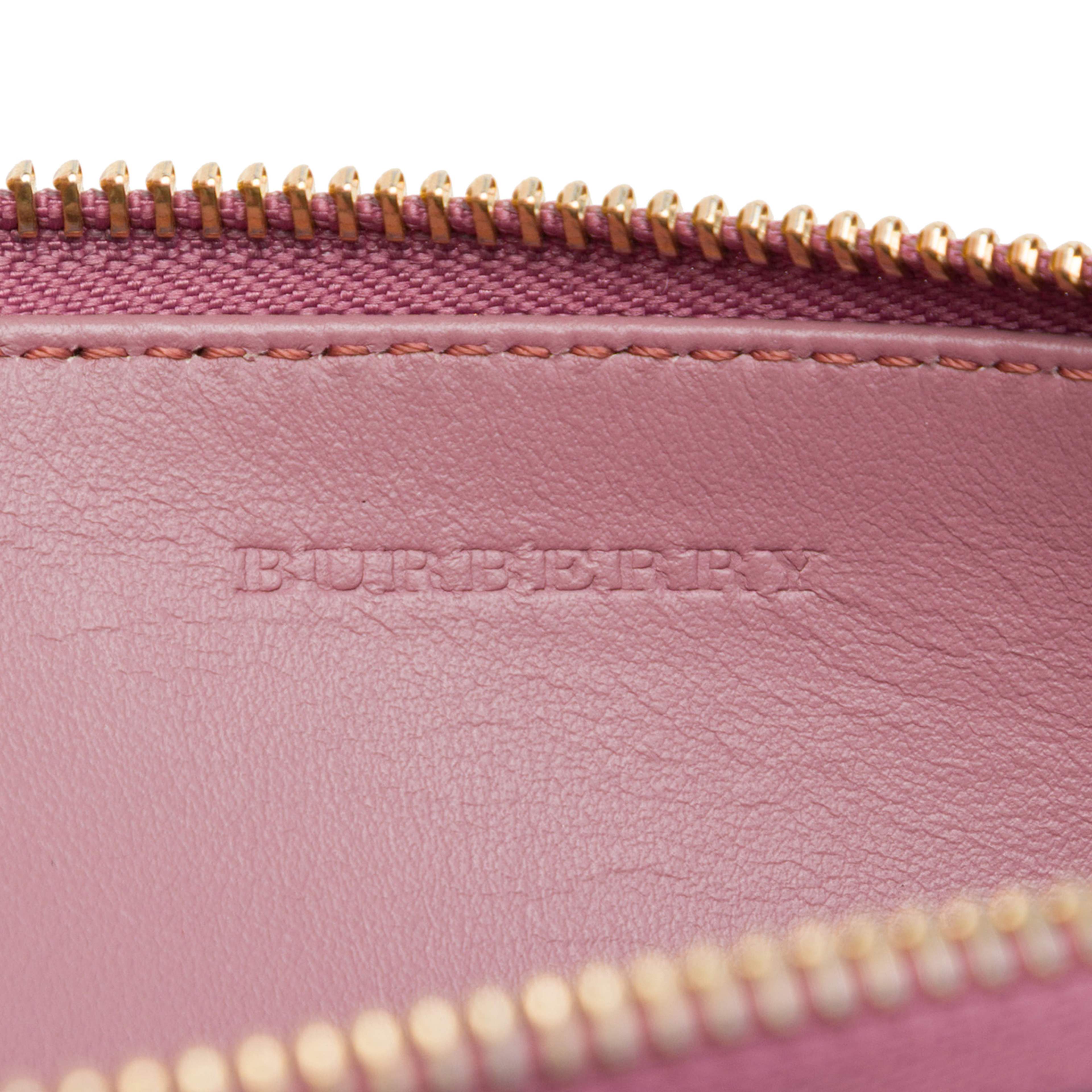 Burberry Leather Peyton Crossbody, från Luxclusif, i färgen rosa. Klicka för att öppna bilden i stort format