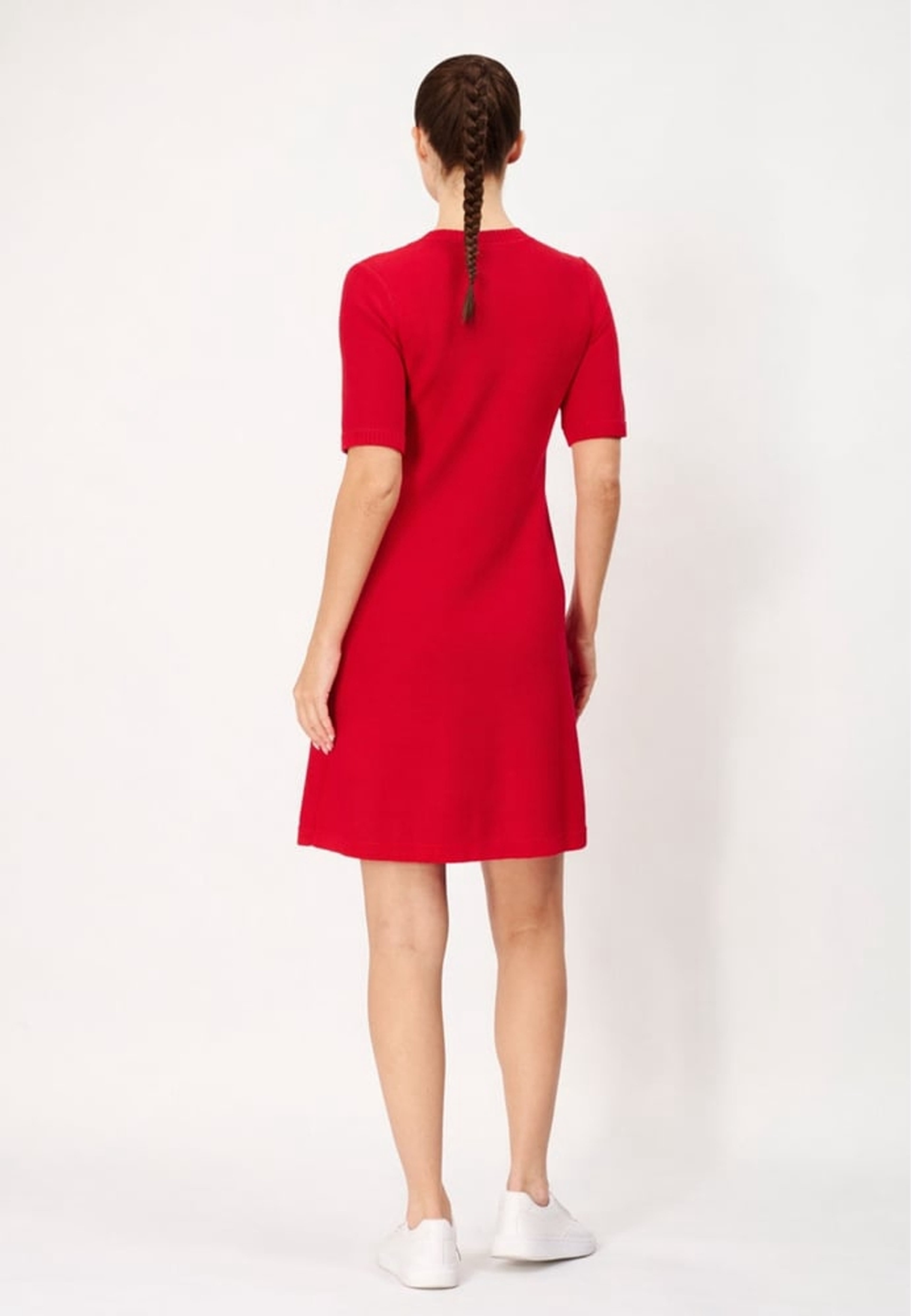 Roxanne Dress, från Jumperfabriken, i färgen red. Klicka för att öppna bilden i stort format