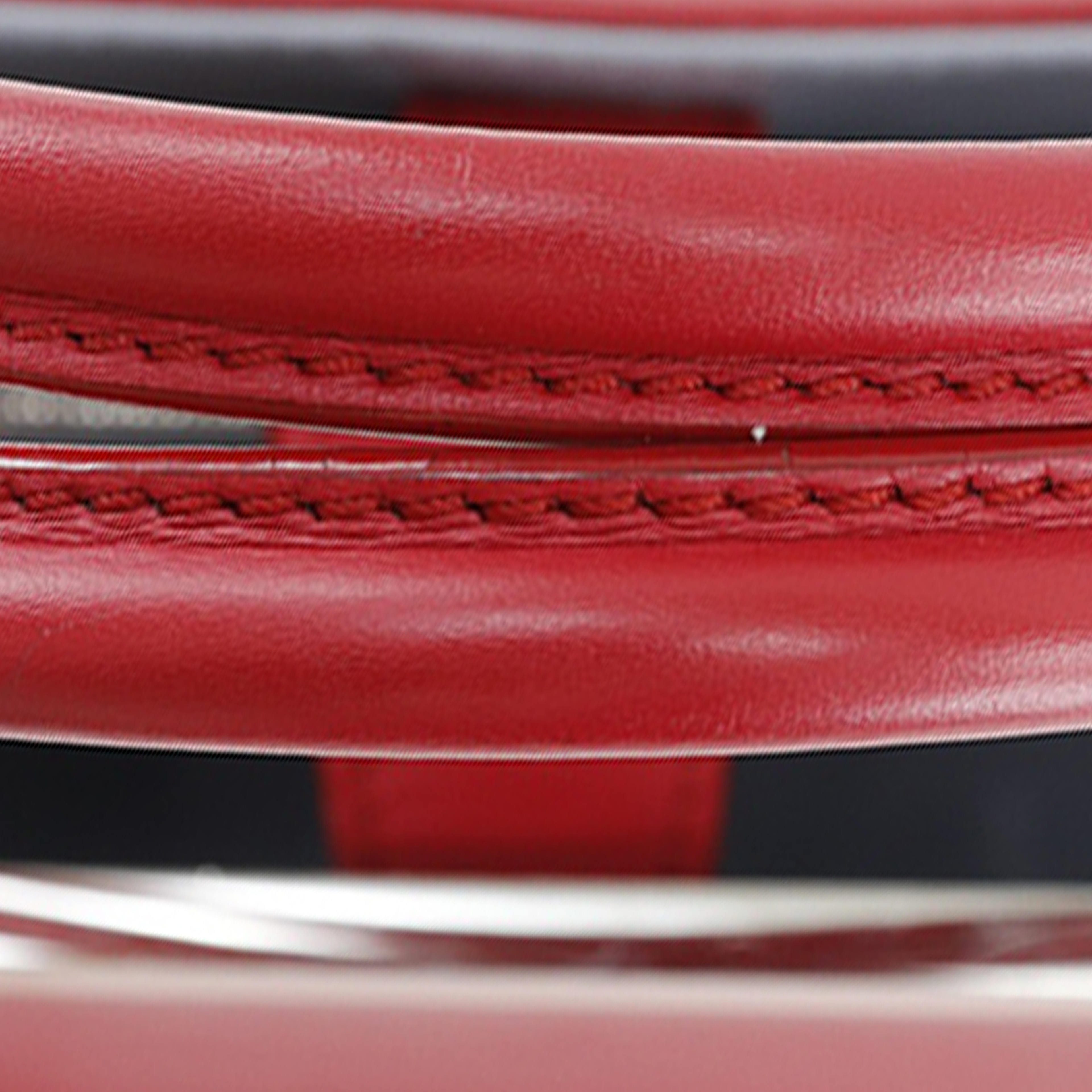 Fendi Leather Petite 2jours, från Luxclusif, i färgen röd. Klicka för att öppna bilden i stort format