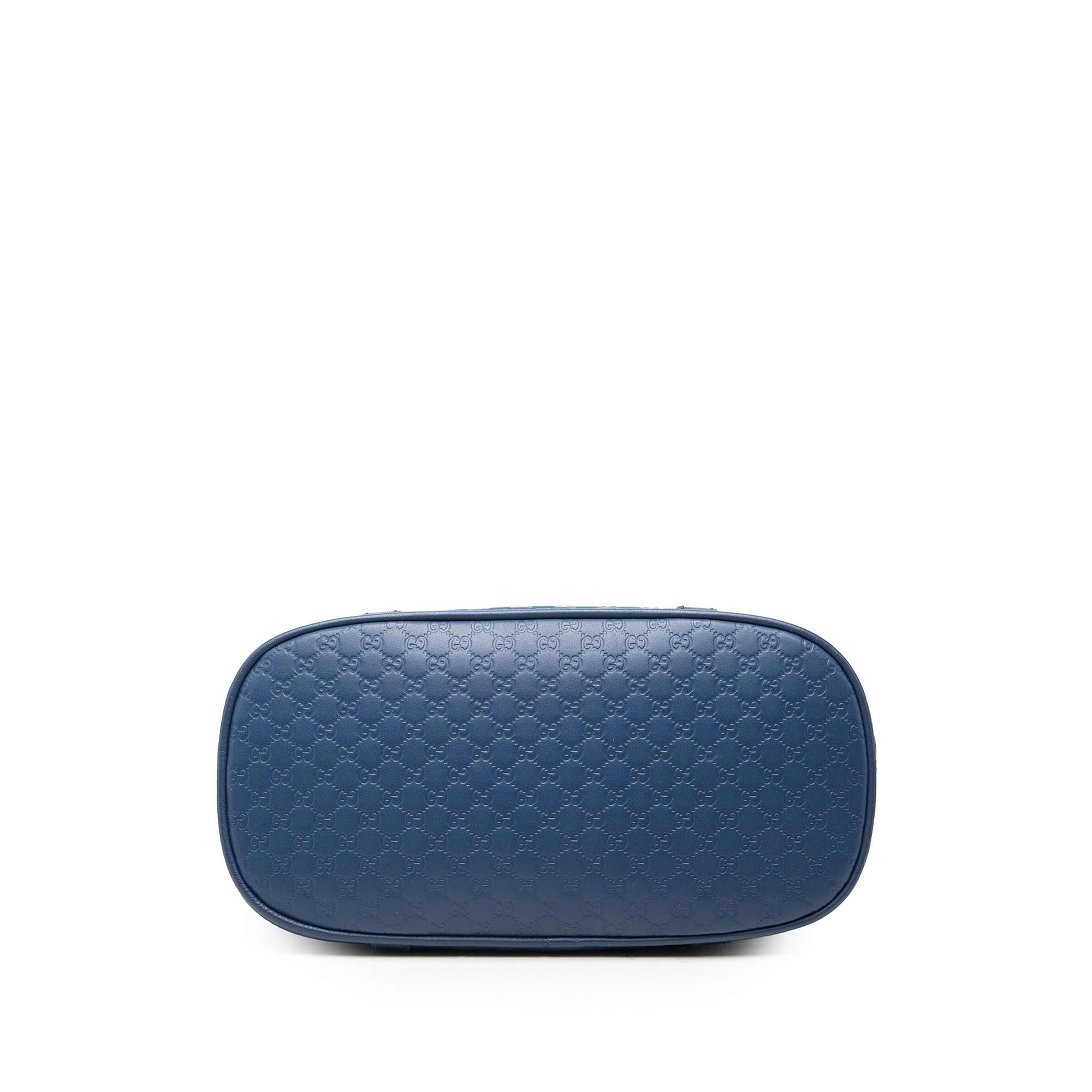 Gucci Mini Microguccissima Dome Satchel, från Luxclusif, i färgen blå. Klicka för att öppna bilden i stort format