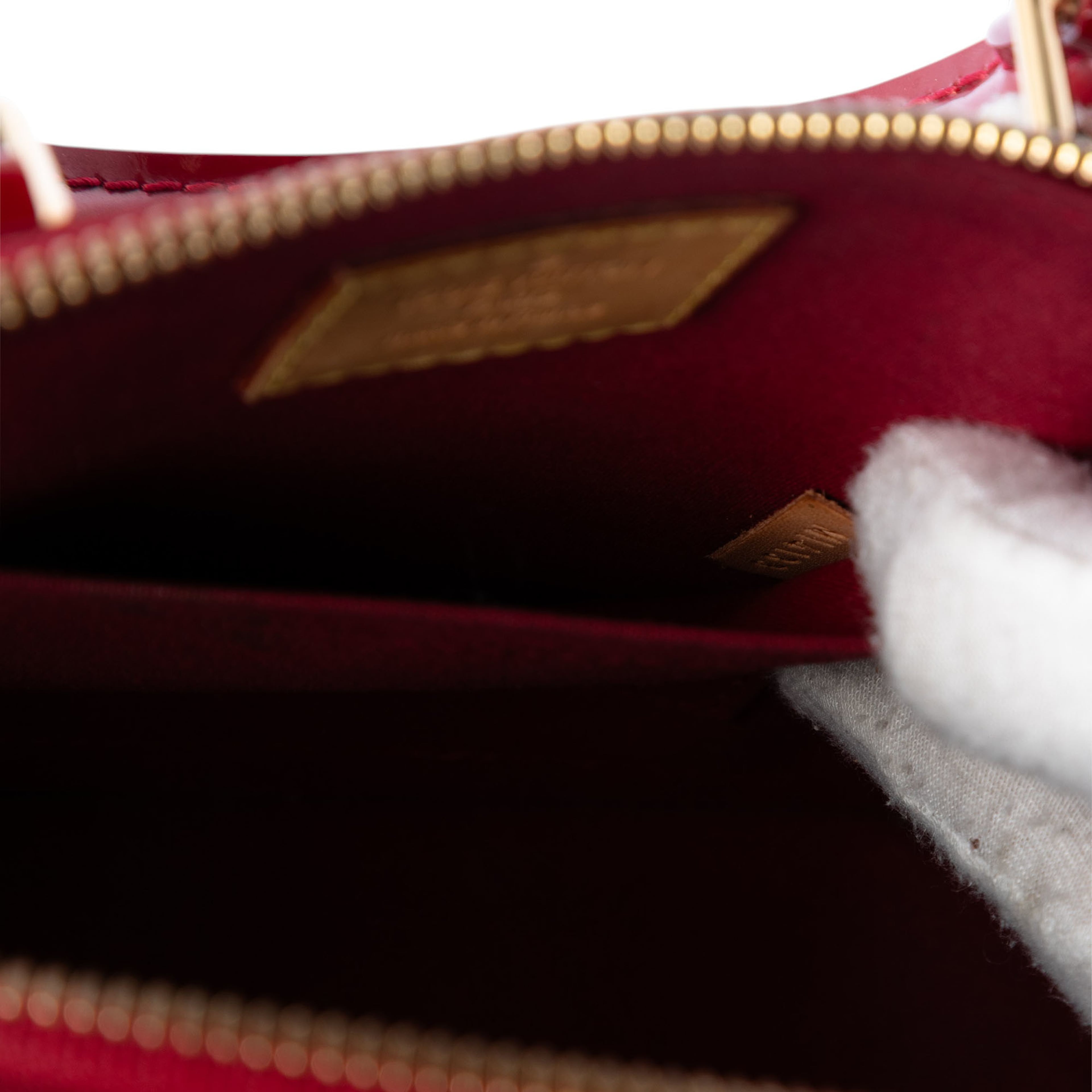 Louis Vuitton Monogram Vernis Alma Bb, från Luxclusif, i färgen red. Klicka för att öppna bilden i stort format