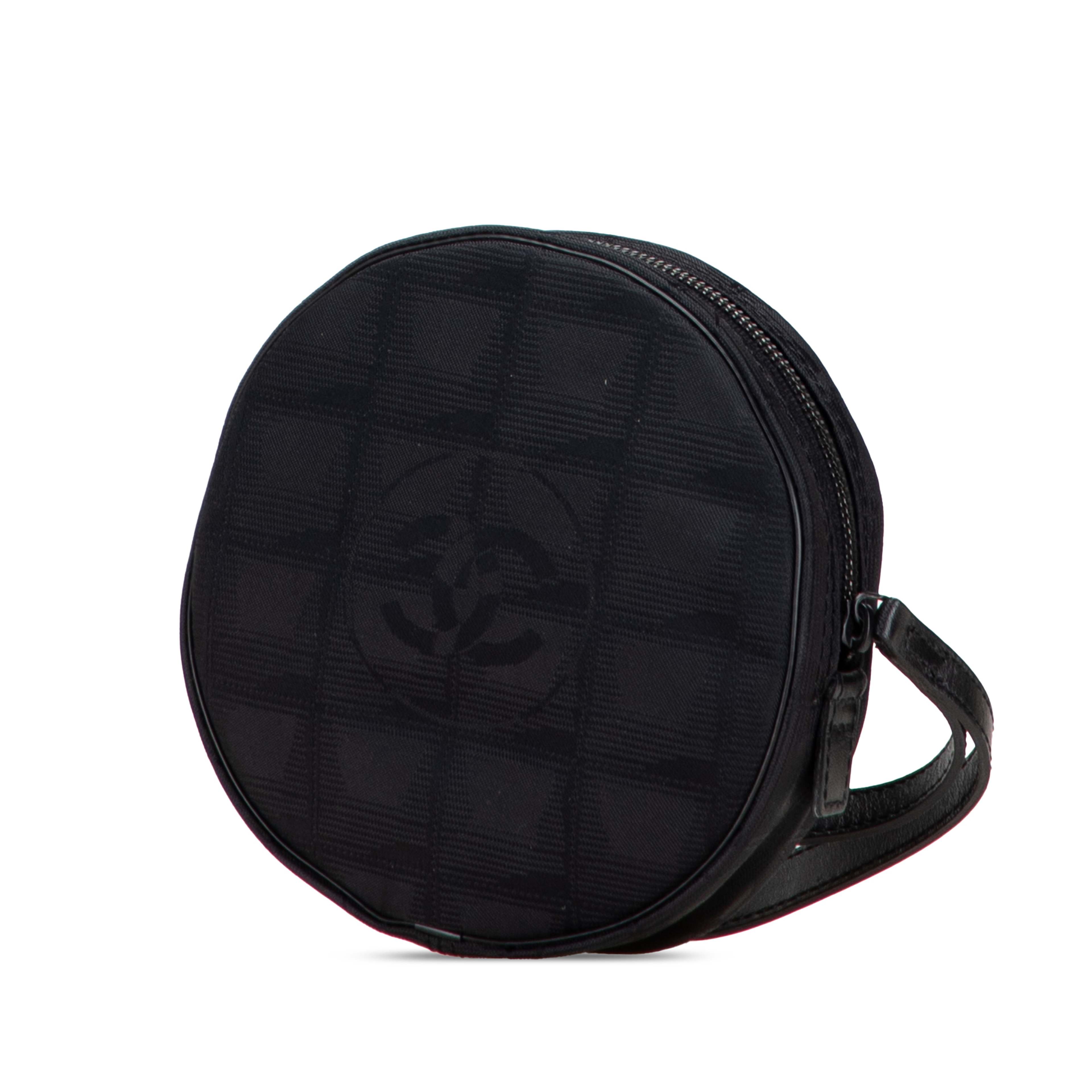 Chanel New Travel Line Nylon Round Pouch, från Luxclusif, i färgen black. Klicka för att öppna bilden i stort format