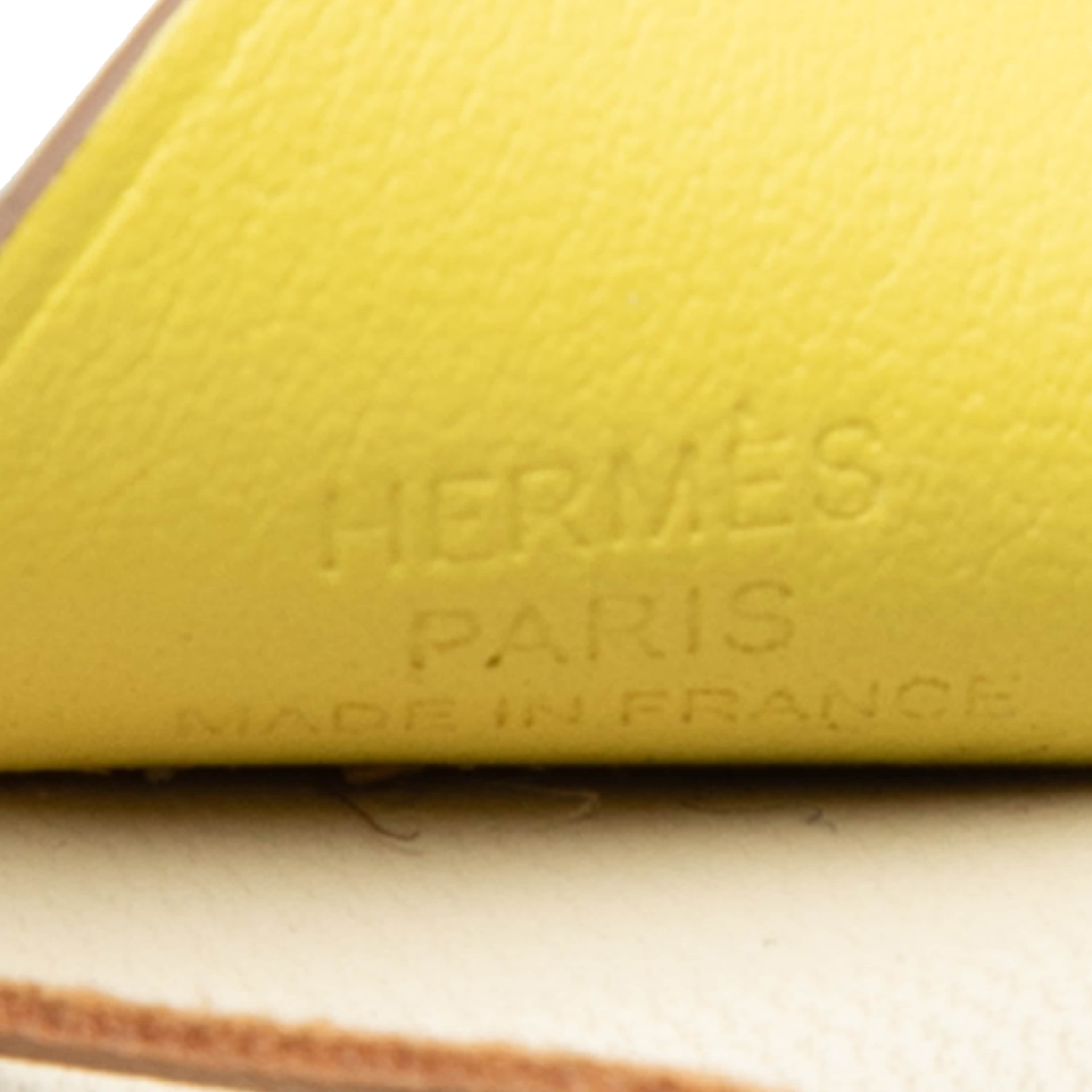 Hermès Milo Lambskin And Swift Grigri Rodeo Pegase Bag Charm Pm, från Luxclusif, i färgen vit. Klicka för att öppna bilden i stort format