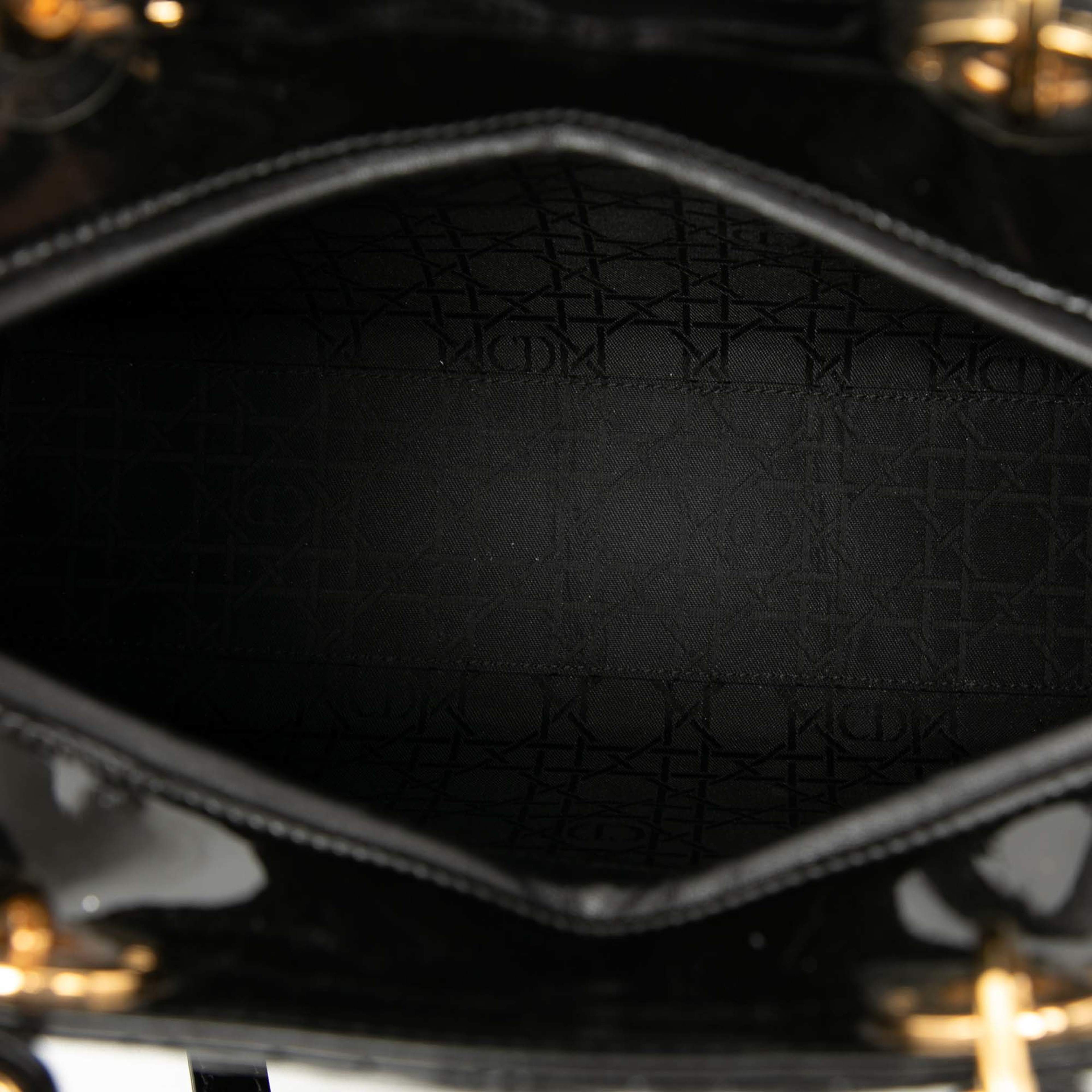 Dior Large Patent Cannage Lady Dior, från Luxclusif, i färgen black. Klicka för att öppna bilden i stort format