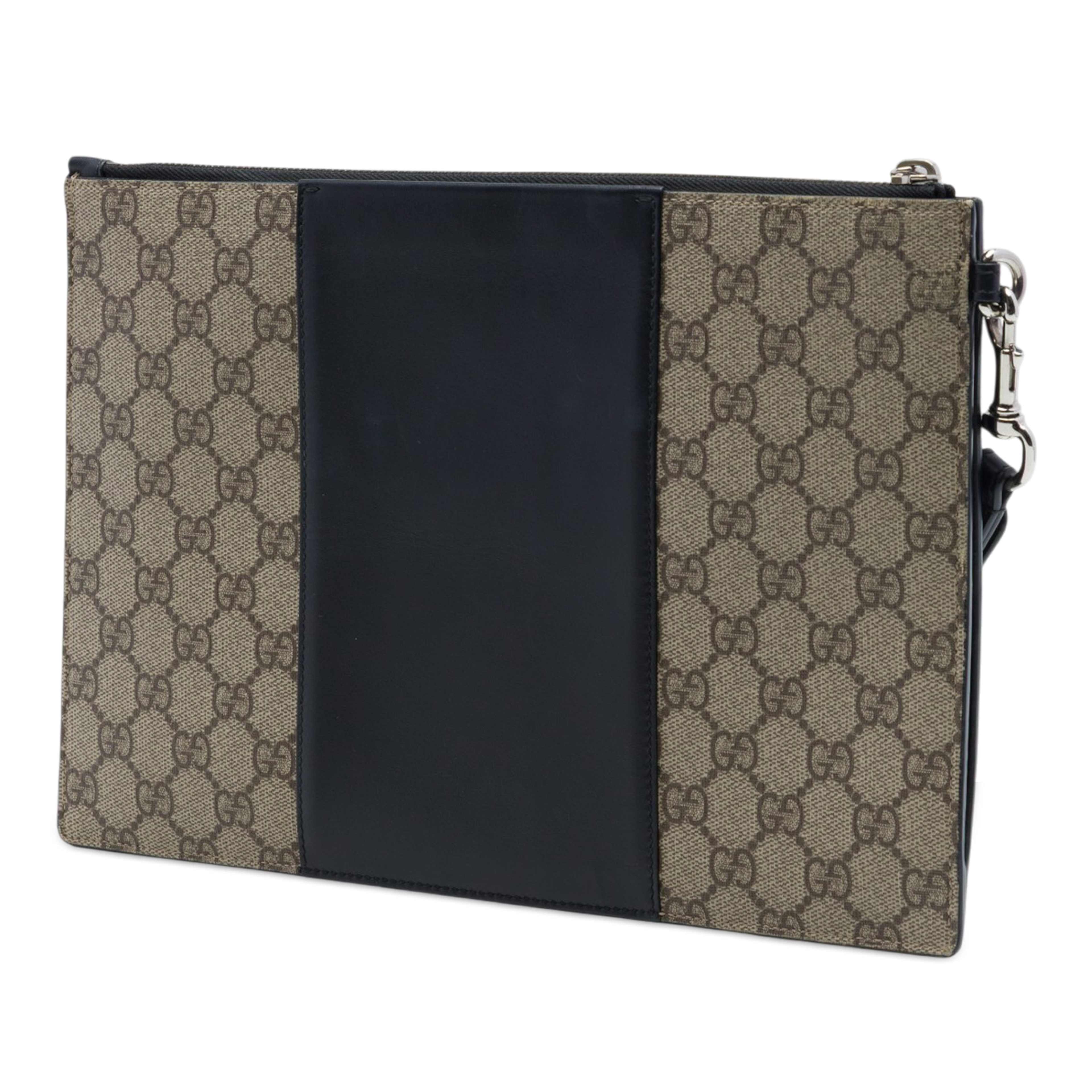 Gucci Gg Supreme Wristlet Zip Pouch, från Luxclusif, i färgen beige. Klicka för att öppna bilden i stort format