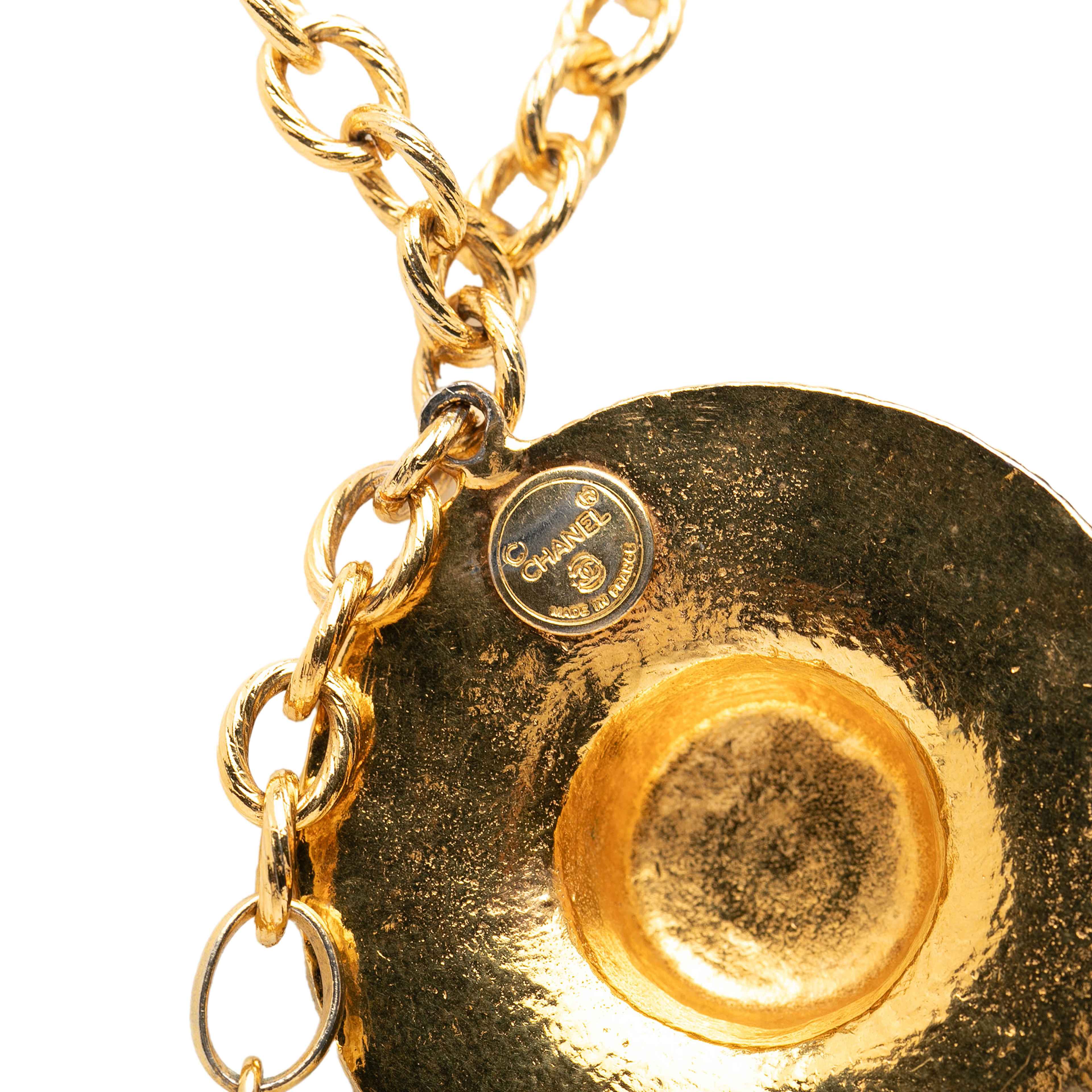 Chanel Gold Plated Flap Bag And Hat Pendant Necklace, från Luxclusif, i färgen gold. Klicka för att öppna bilden i stort format