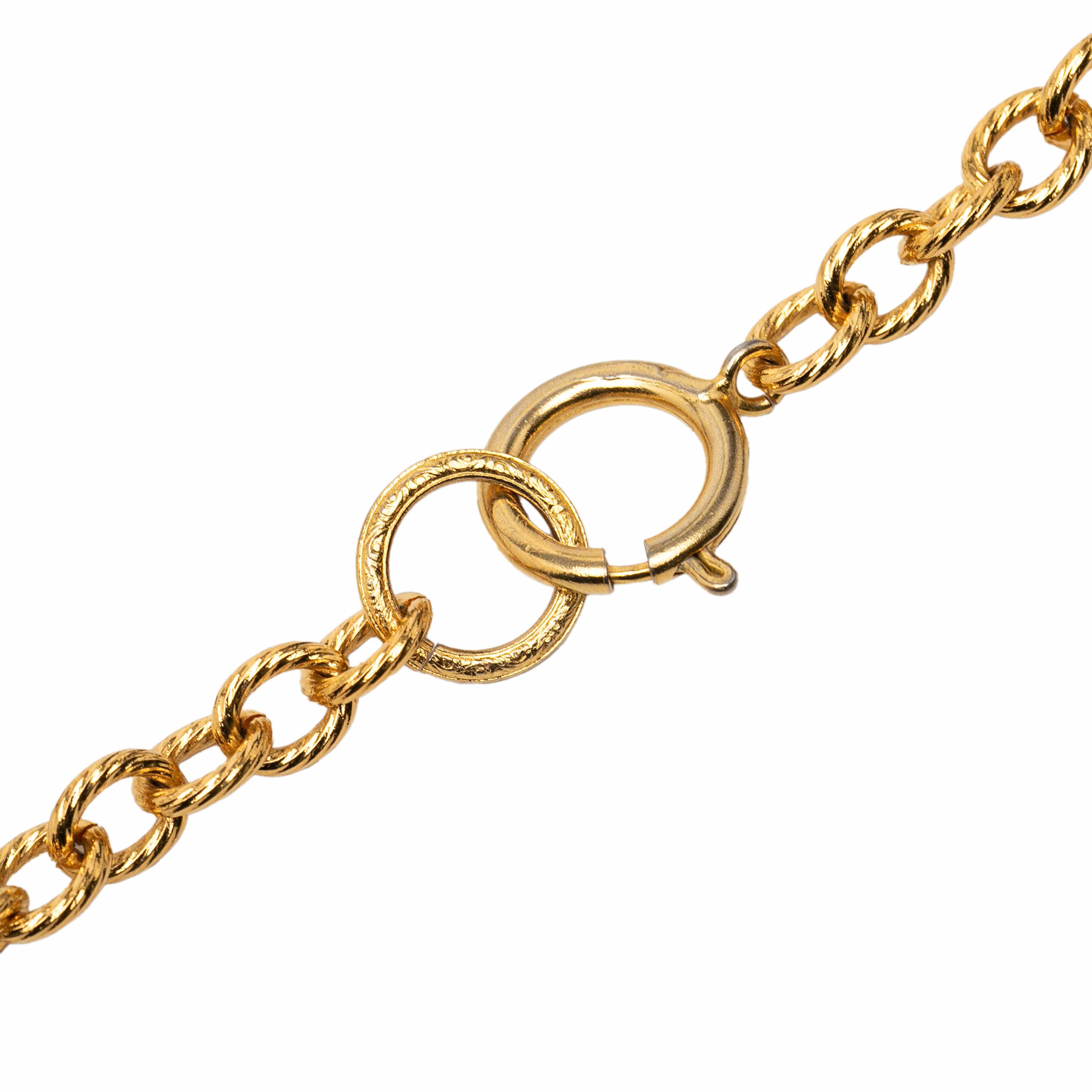 Chanel Gold Plated Flap Bag And Hat Pendant Necklace, från Luxclusif, i färgen gold. Klicka för att öppna bilden i stort format