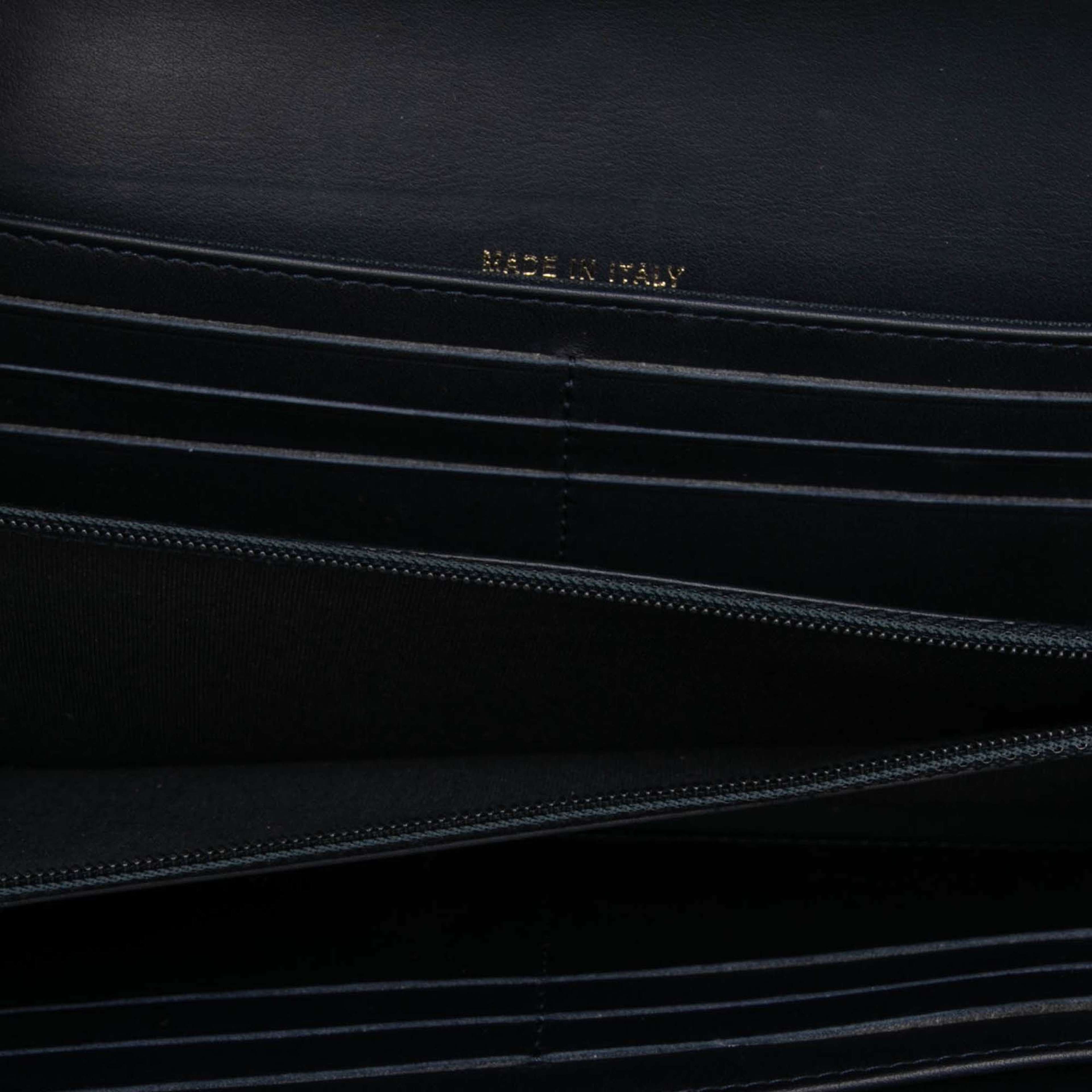 Chanel Chevron Mixed Leathers Boy Wallet On Chain, från Luxclusif, i färgen navy. Klicka för att öppna bilden i stort format