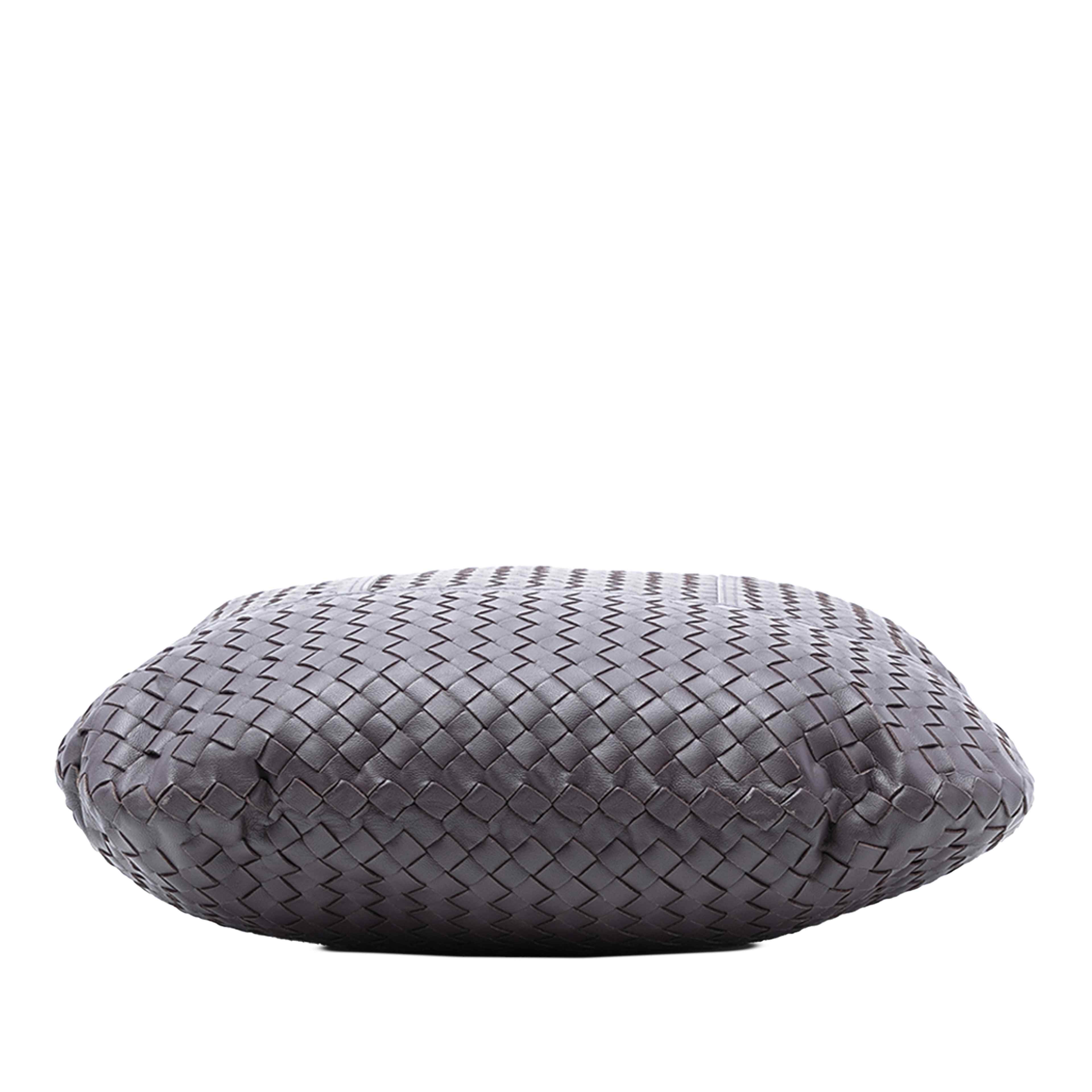 Bottega Veneta Nappa Intrecciato Tote, från Luxclusif, i färgen dark purple. Klicka för att öppna bilden i stort format