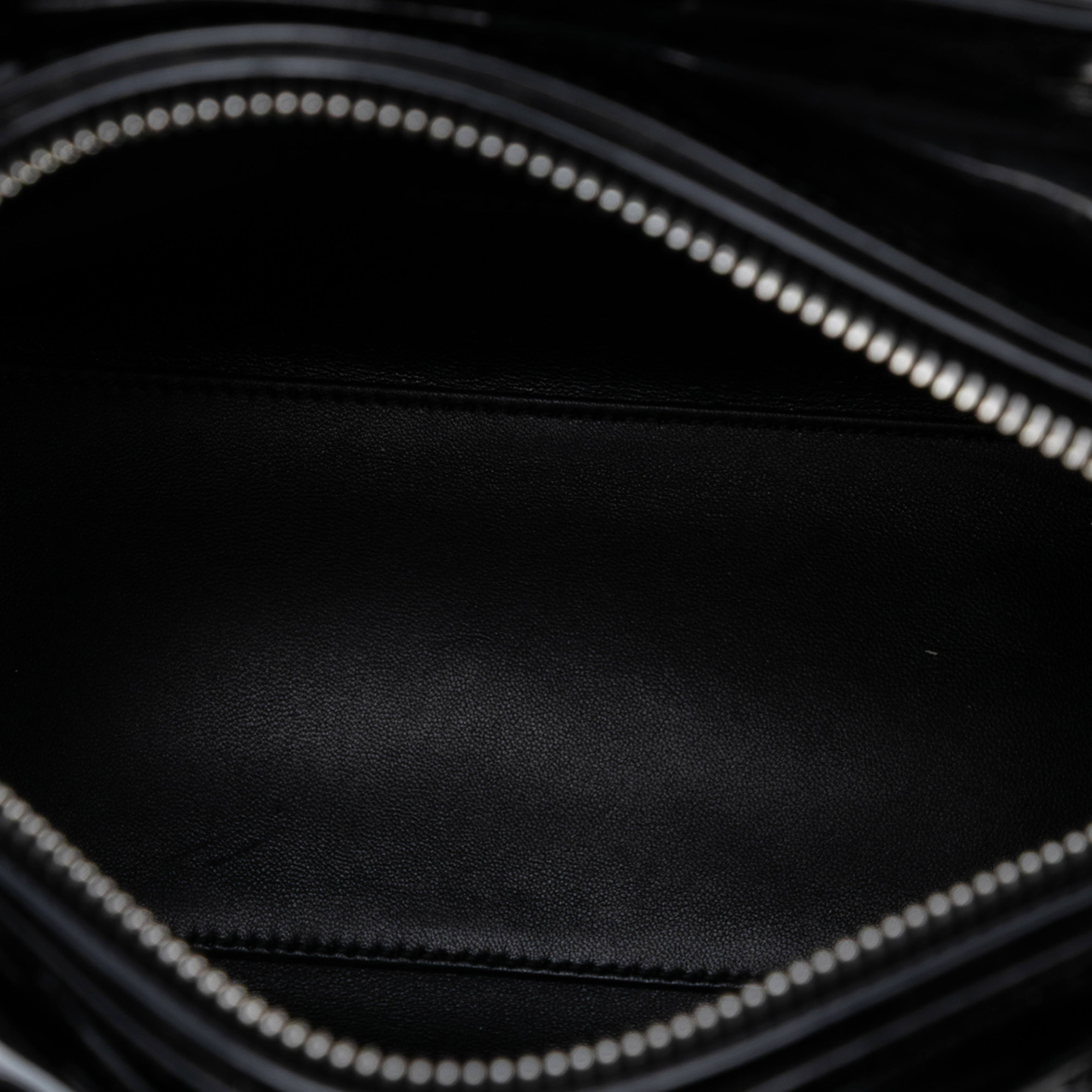 Dior Medium Patent Lady Dior, från Luxclusif, i färgen black. Klicka för att öppna bilden i stort format