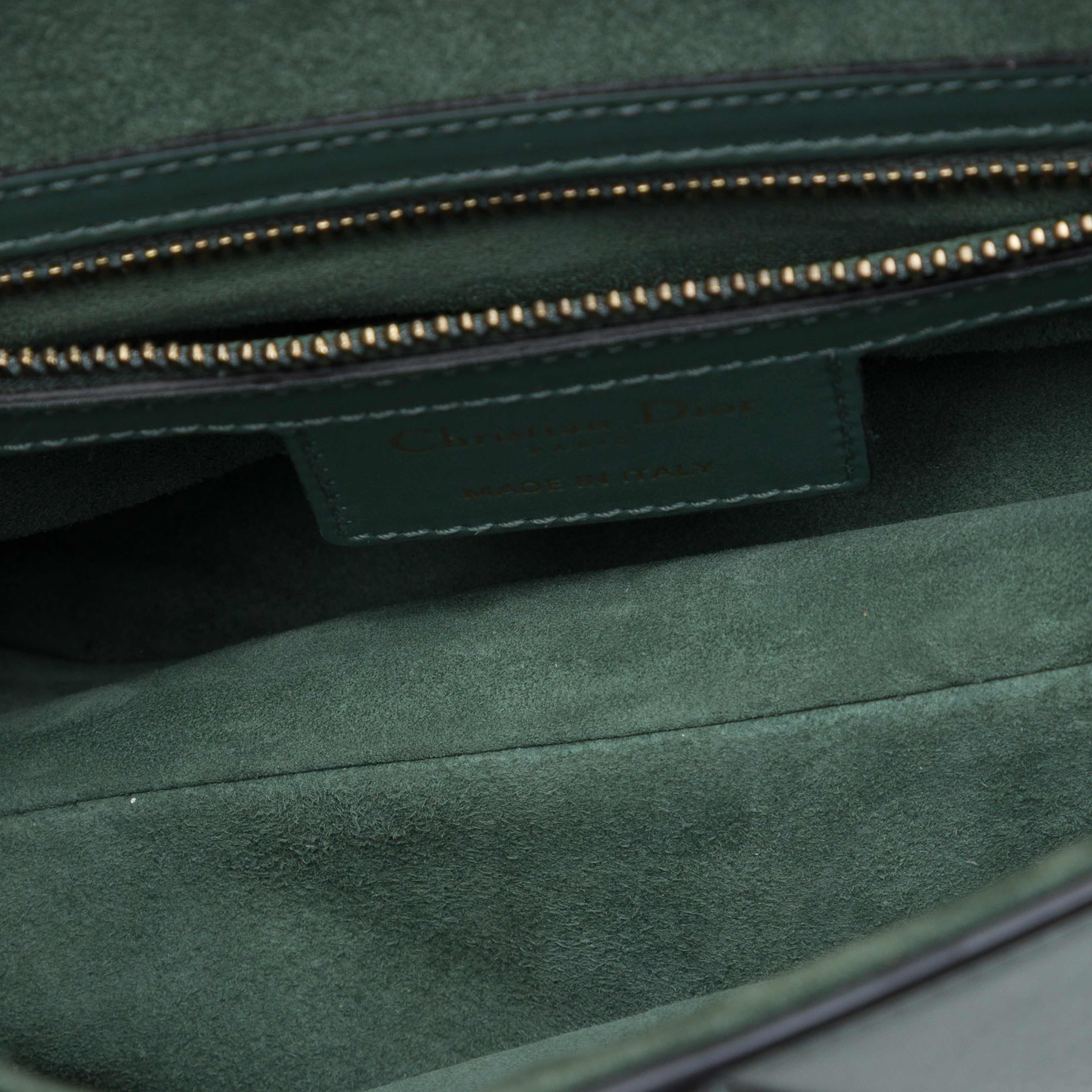 Dior Smooth Calfskin Saddle Bag, från Luxclusif, i färgen grön. Klicka för att öppna bilden i stort format