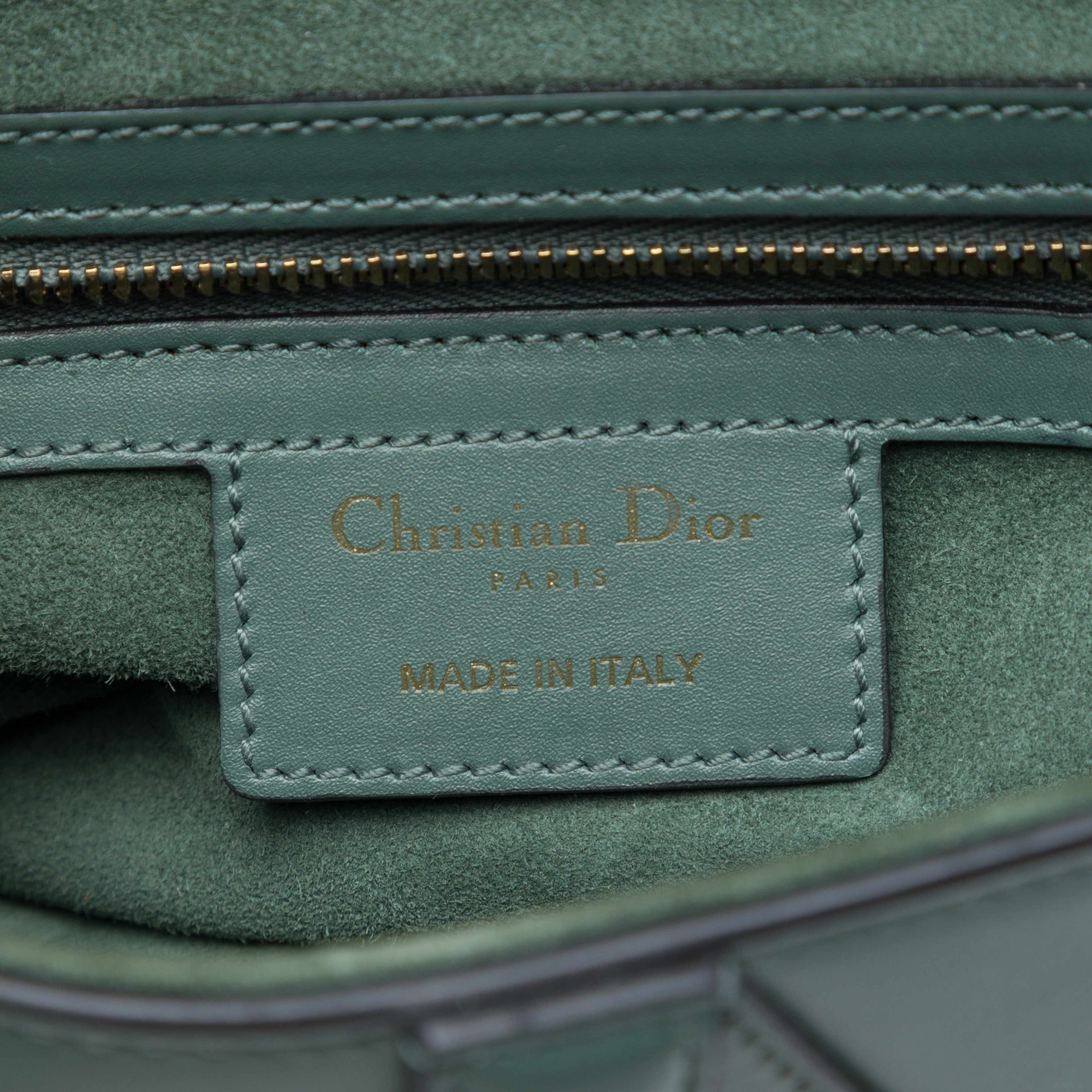 Dior Smooth Calfskin Saddle Bag, från Luxclusif, i färgen grön. Klicka för att öppna bilden i stort format
