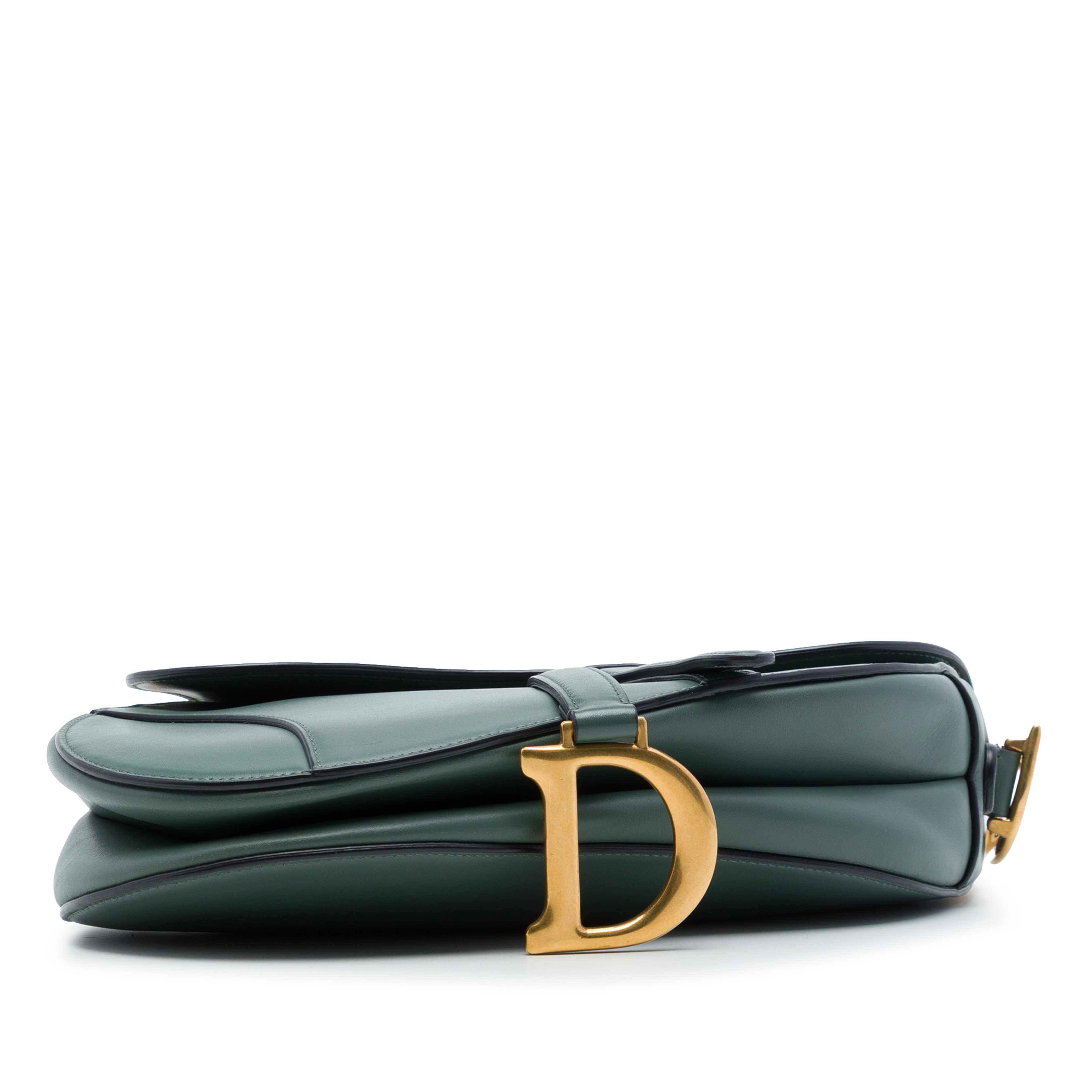 Dior Smooth Calfskin Saddle Bag, från Luxclusif, i färgen grön. Klicka för att öppna bilden i stort format
