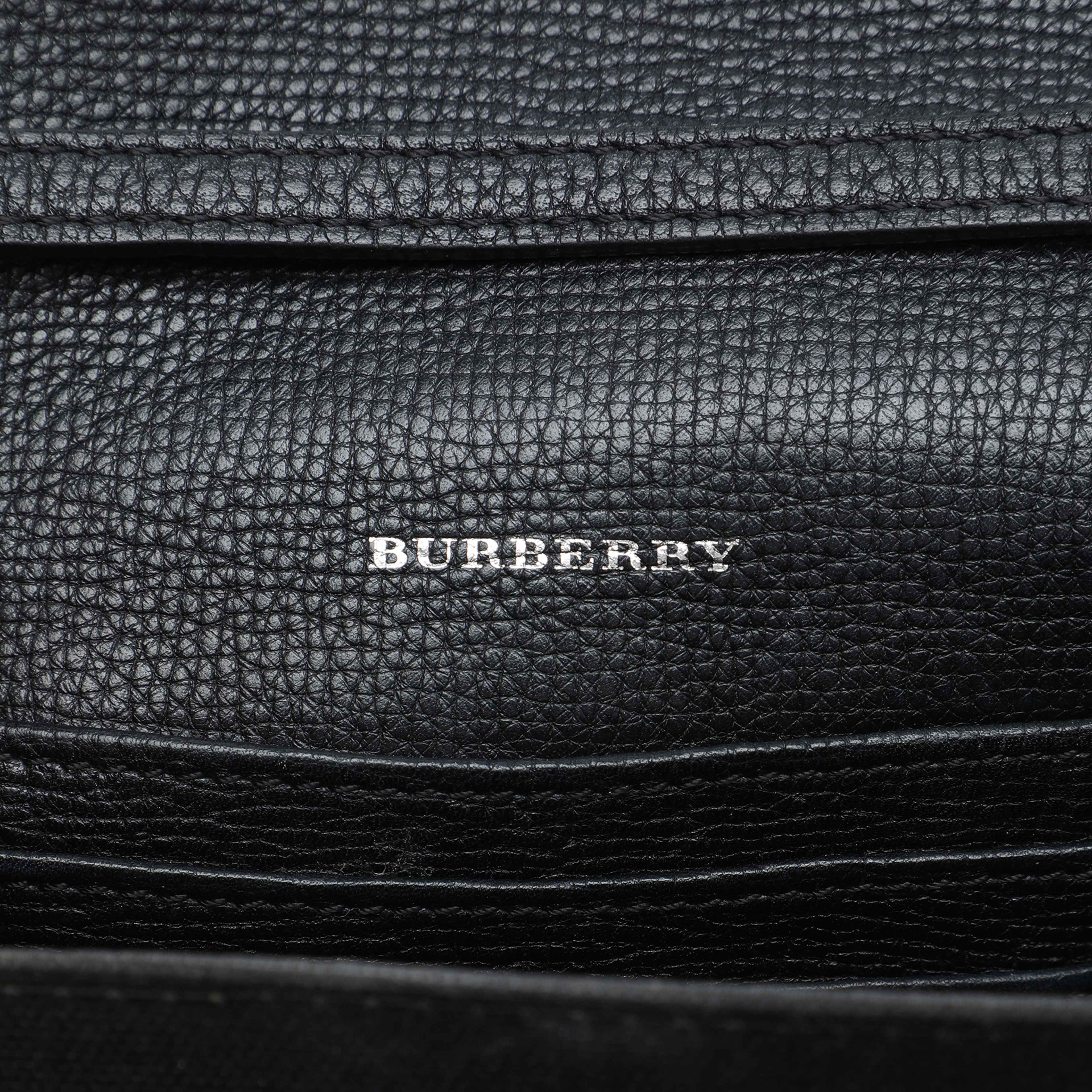 Burberry Small Leather And House Check Canvas Derby Macken Crossbody, från Luxclusif, i färgen svart. Klicka för att öppna bilden i stort format