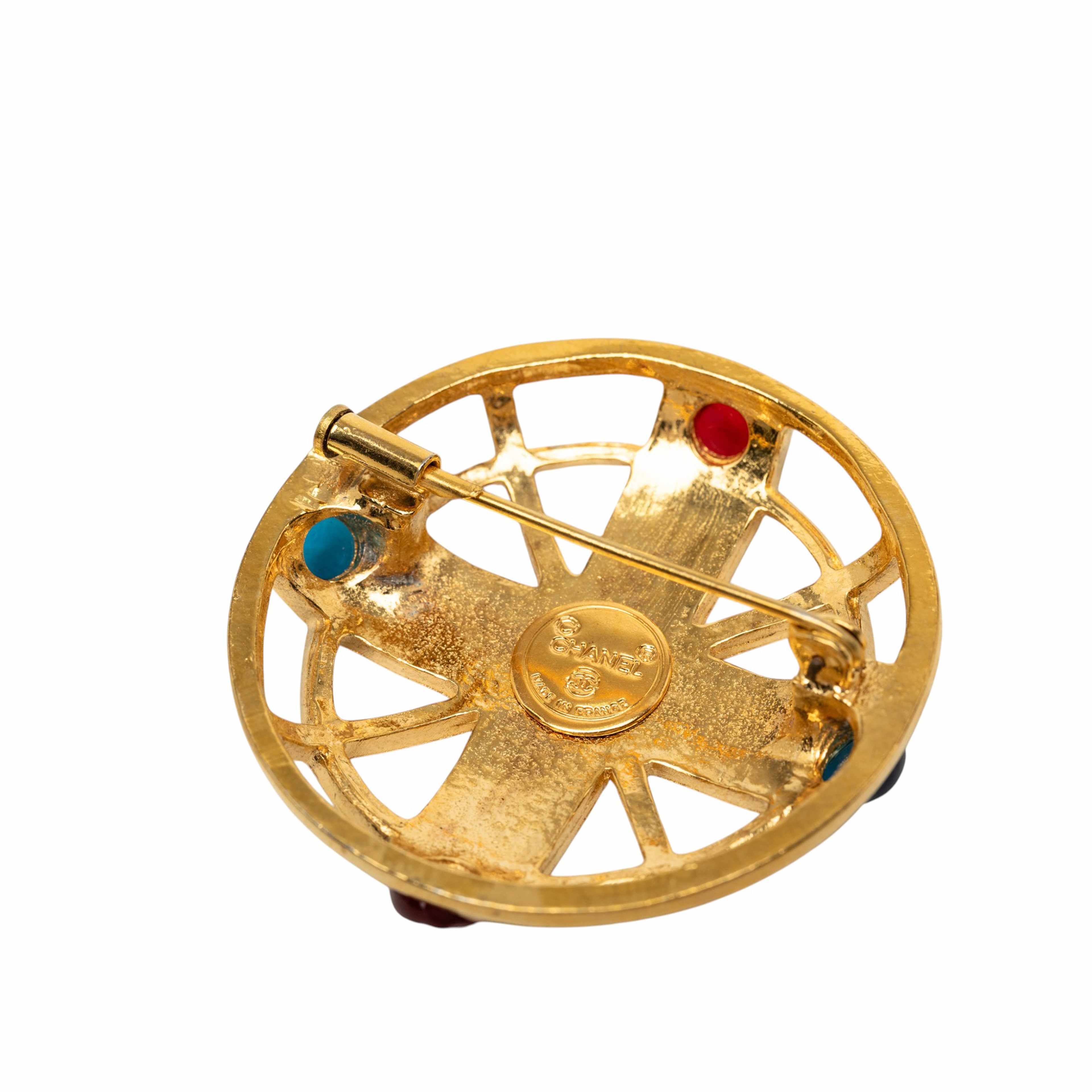 Chanel Cc Gold Plated Gripoix Brooch, från Luxclusif, i färgen guld. Klicka för att öppna bilden i stort format