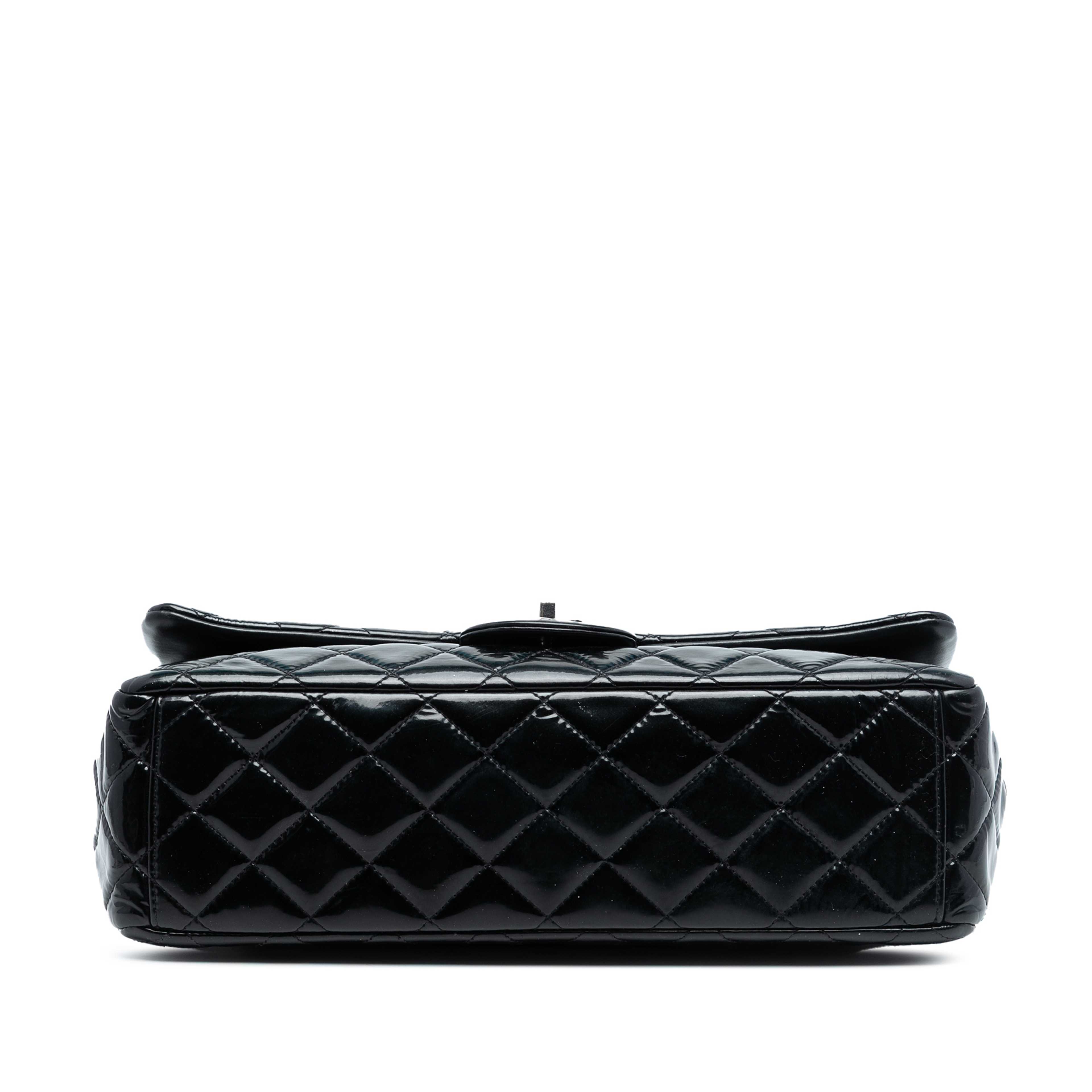 Chanel Jumbo Classic Patent Double Flap, från Luxclusif, i färgen black. Klicka för att öppna bilden i stort format