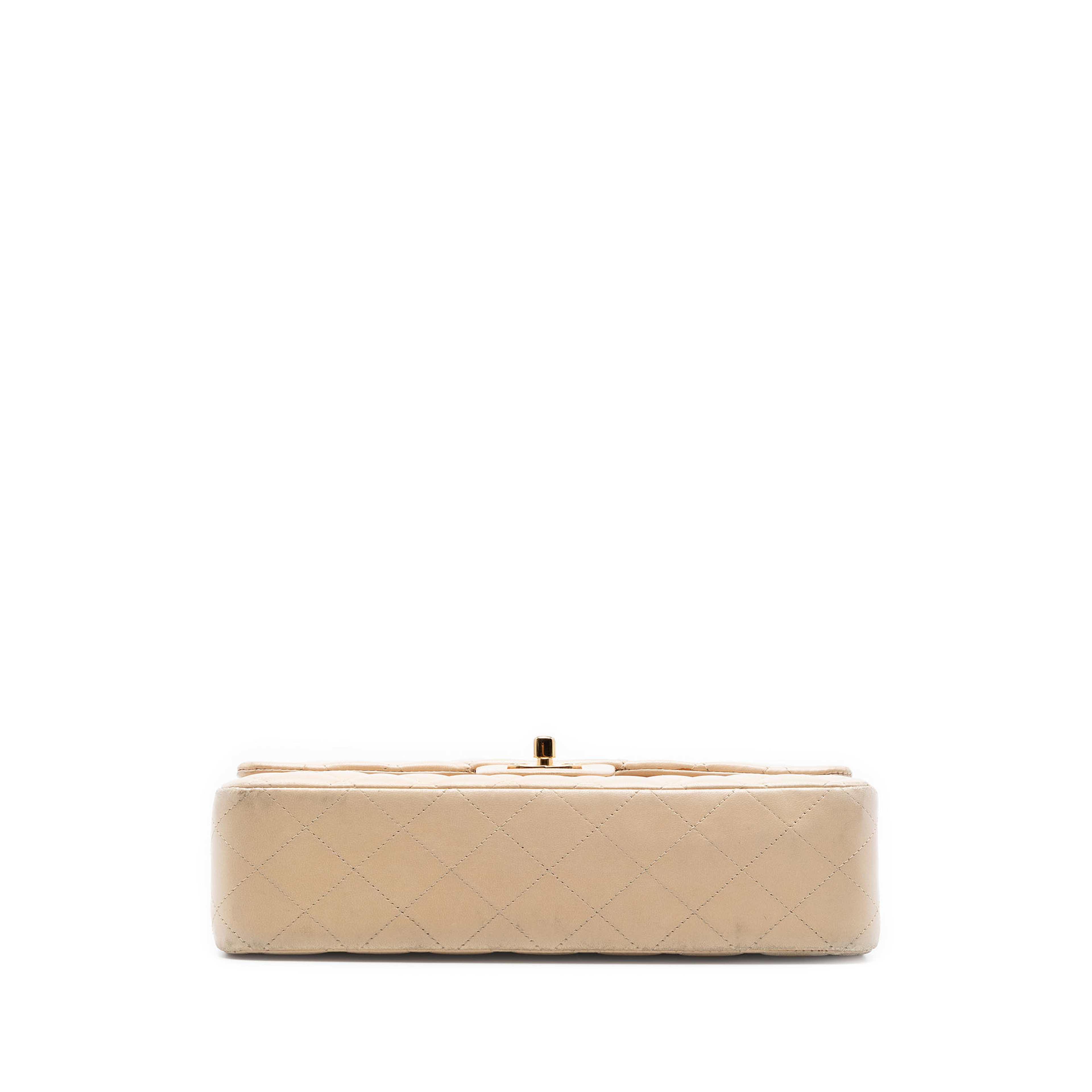 Chanel Medium Classic Lambskin Double Flap, från Luxclusif, i färgen beige. Klicka för att öppna bilden i stort format