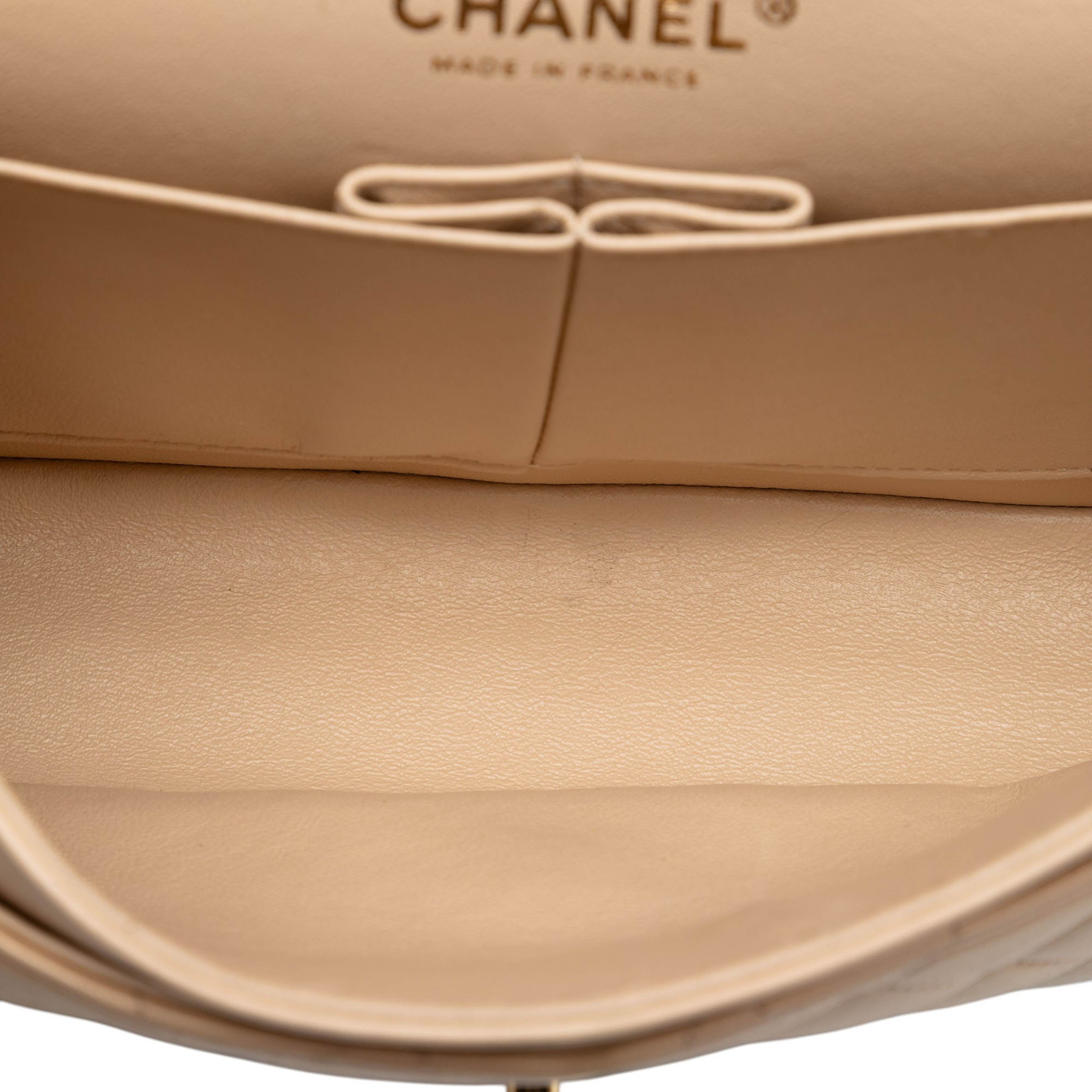 Chanel Medium Classic Lambskin Double Flap, från Luxclusif, i färgen beige. Klicka för att öppna bilden i stort format