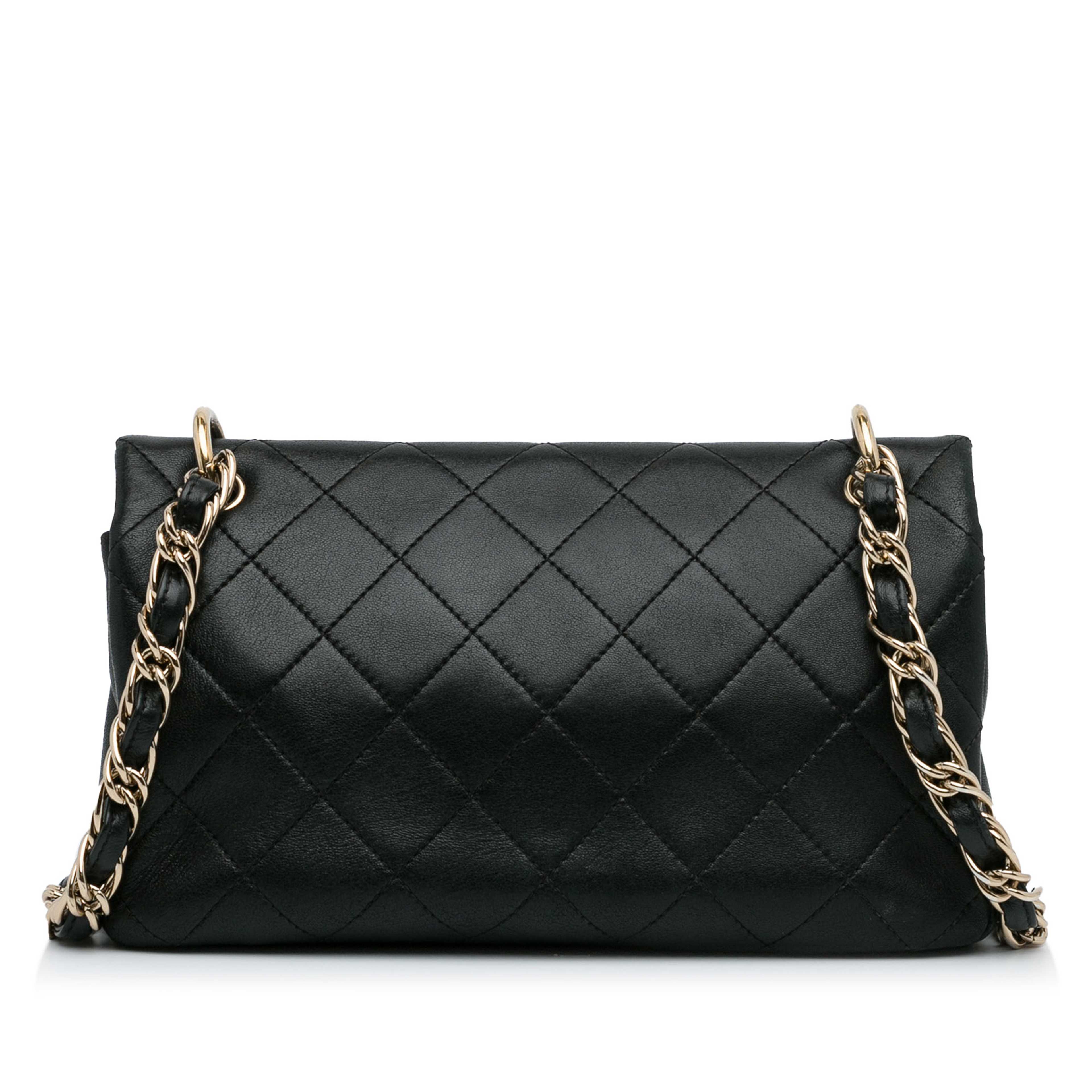 Chanel Large Lambskin Twist Chain Enamel Cc Flap, från Luxclusif, i färgen black. Klicka för att öppna bilden i stort format
