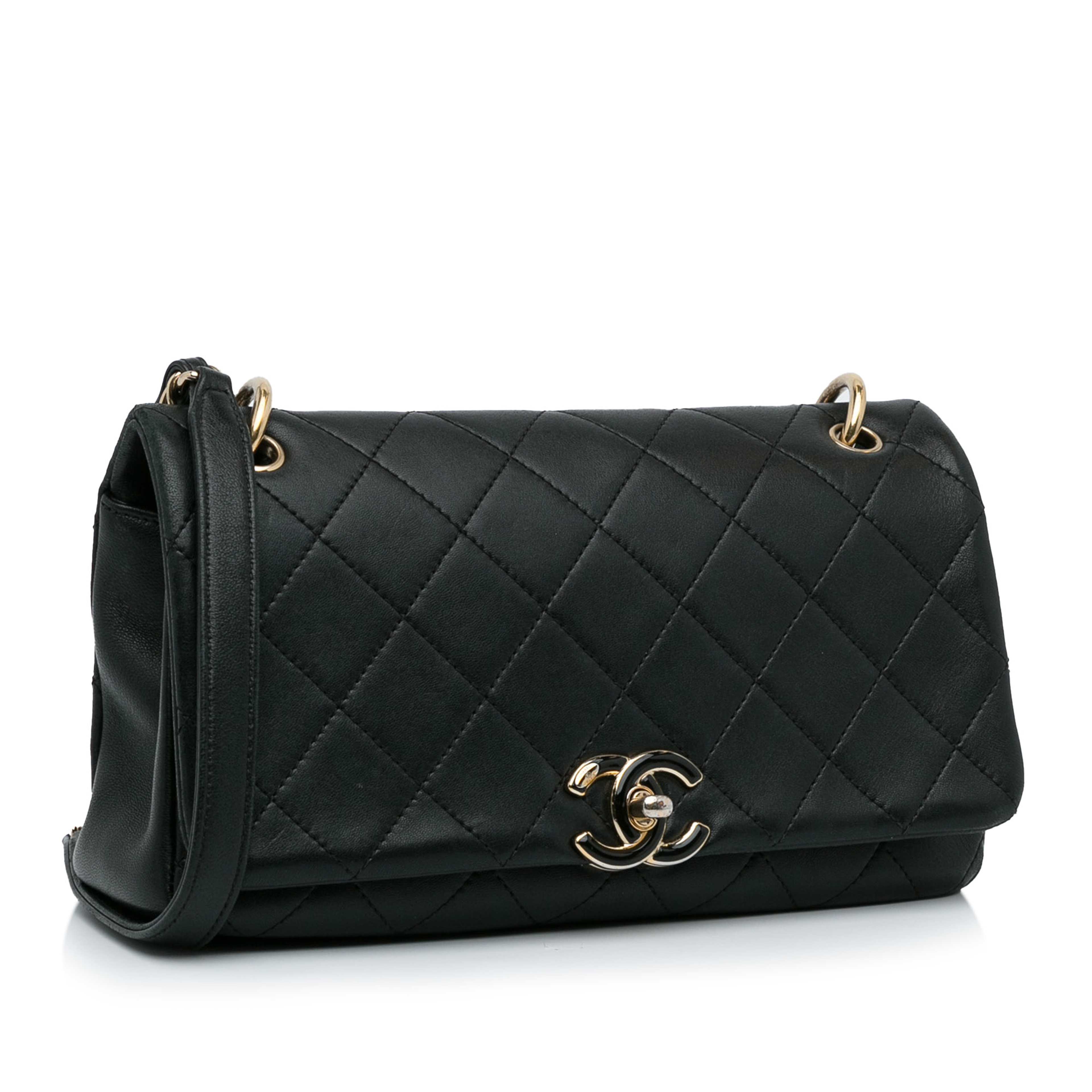 Chanel Large Lambskin Twist Chain Enamel Cc Flap, från Luxclusif, i färgen svart. Klicka för att öppna bilden i stort format