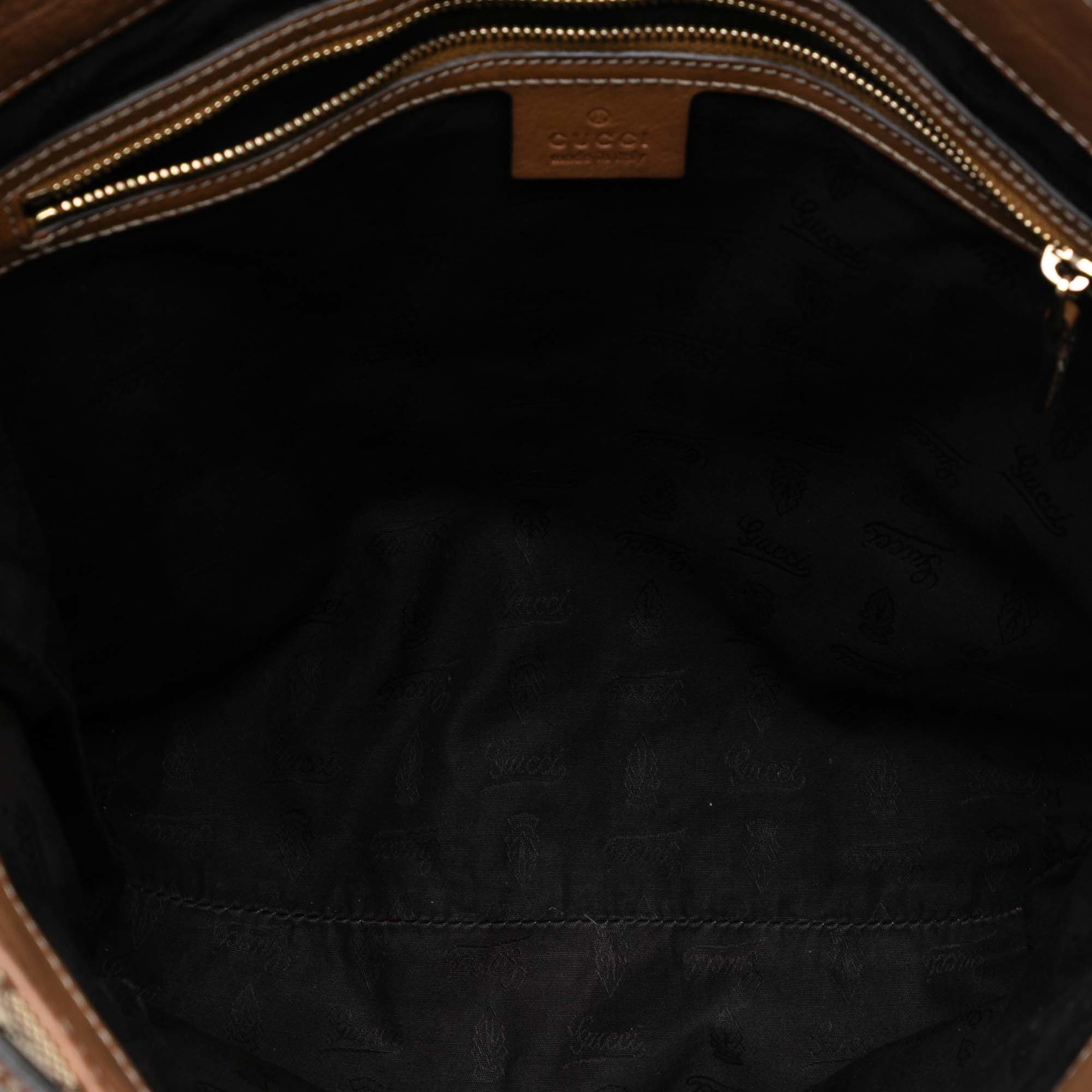 Gucci Medium Gg Canvas Gg Charm Tote, från Luxclusif, i färgen beige. Klicka för att öppna bilden i stort format