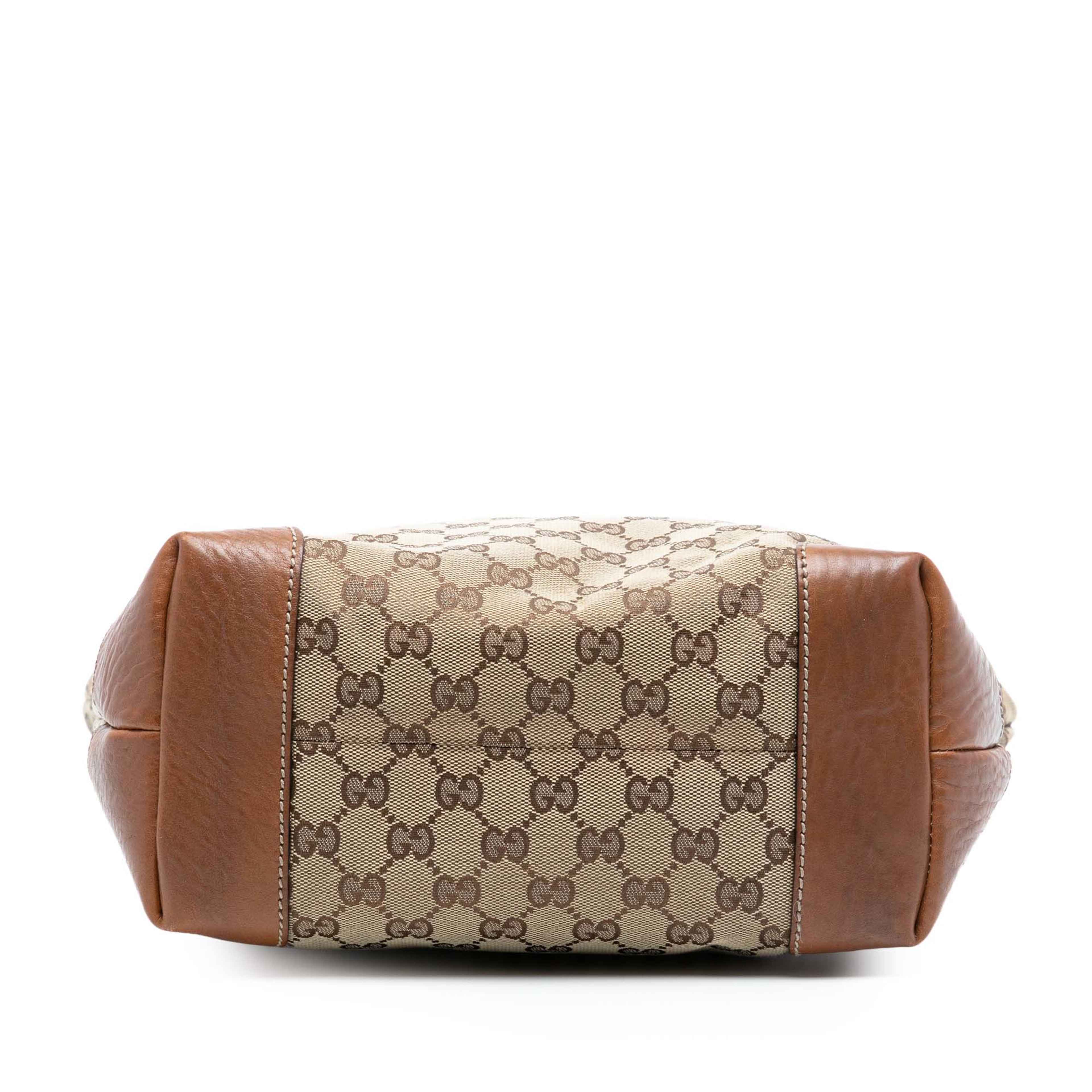 Gucci Medium Gg Canvas Gg Charm Tote, från Luxclusif, i färgen beige. Klicka för att öppna bilden i stort format