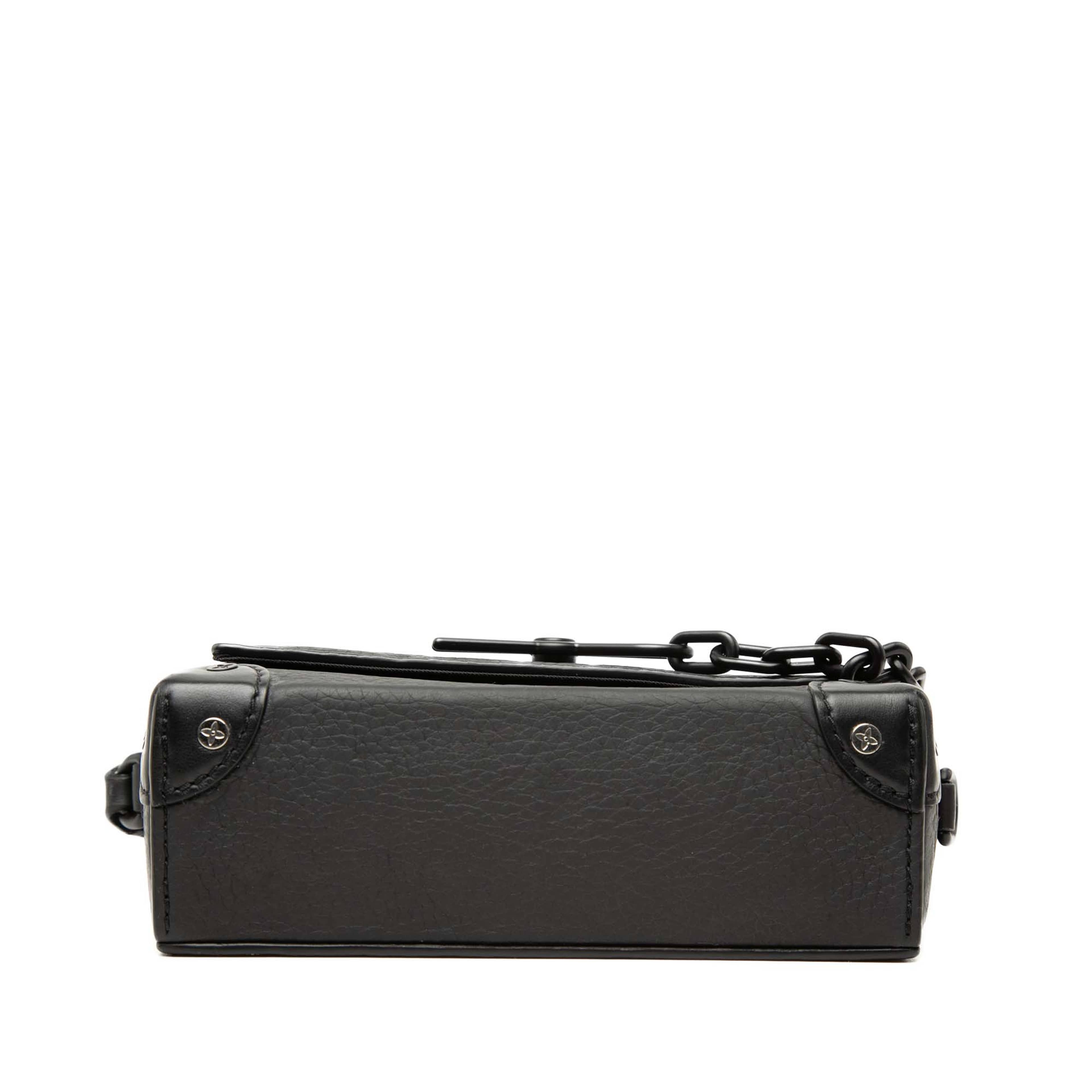 Louis Vuitton Monogram Taurillon Steamer Wearable Wallet, från Luxclusif, i färgen svart. Klicka för att öppna bilden i stort format