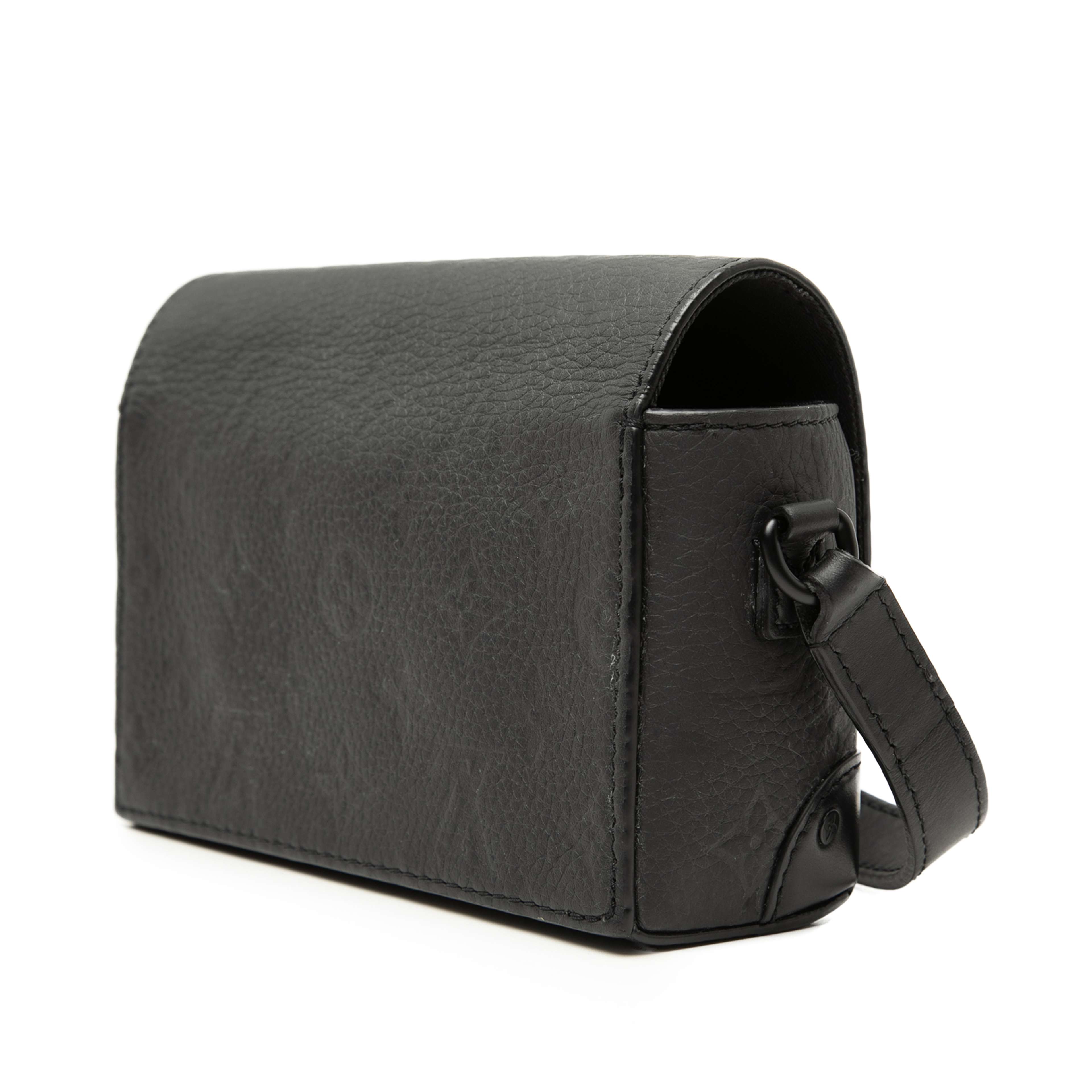 Louis Vuitton Monogram Taurillon Steamer Wearable Wallet, från Luxclusif, i färgen black. Klicka för att öppna bilden i stort format