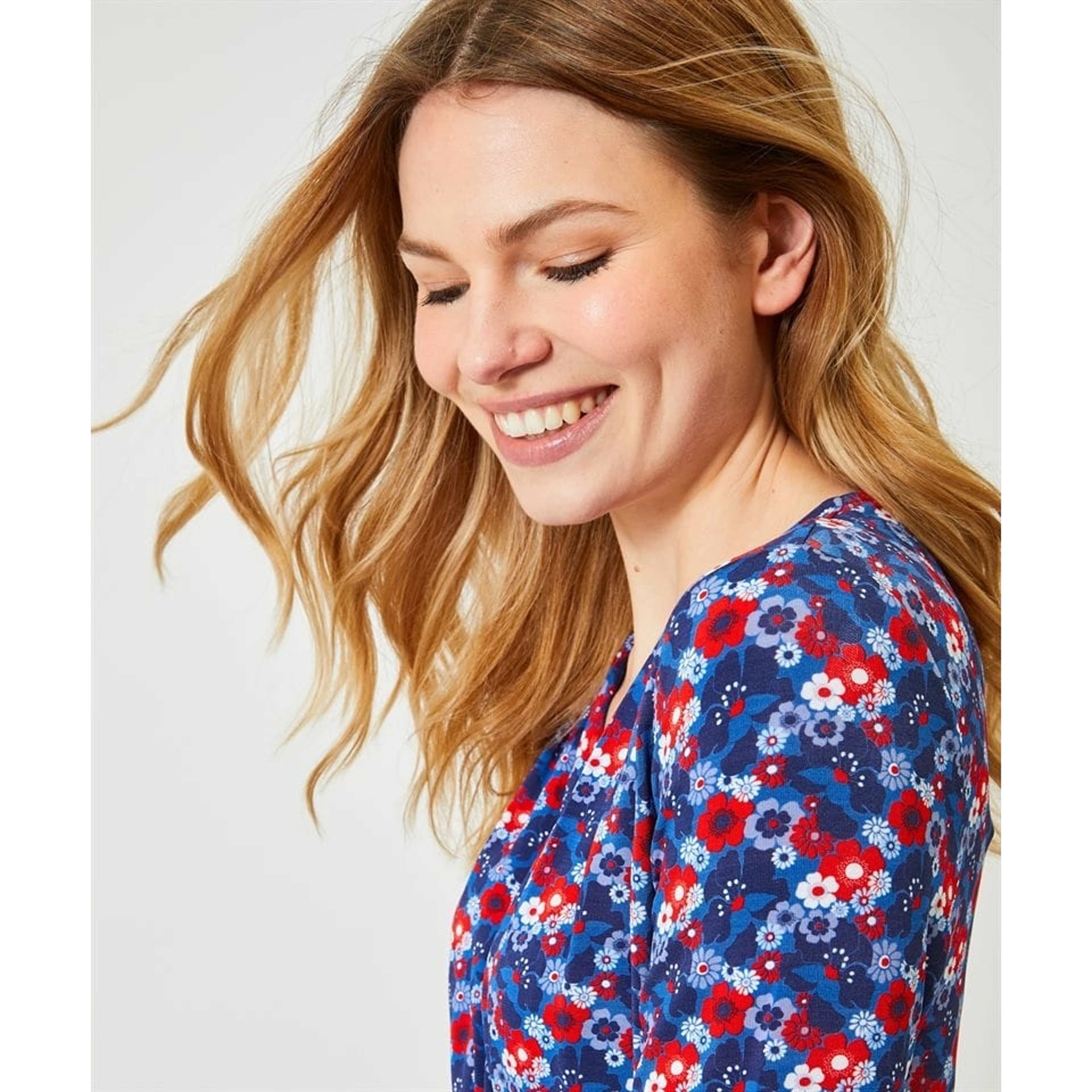 - Maria Dress Red, från Jumperfabriken, i färgen red. Klicka för att öppna bilden i stort format