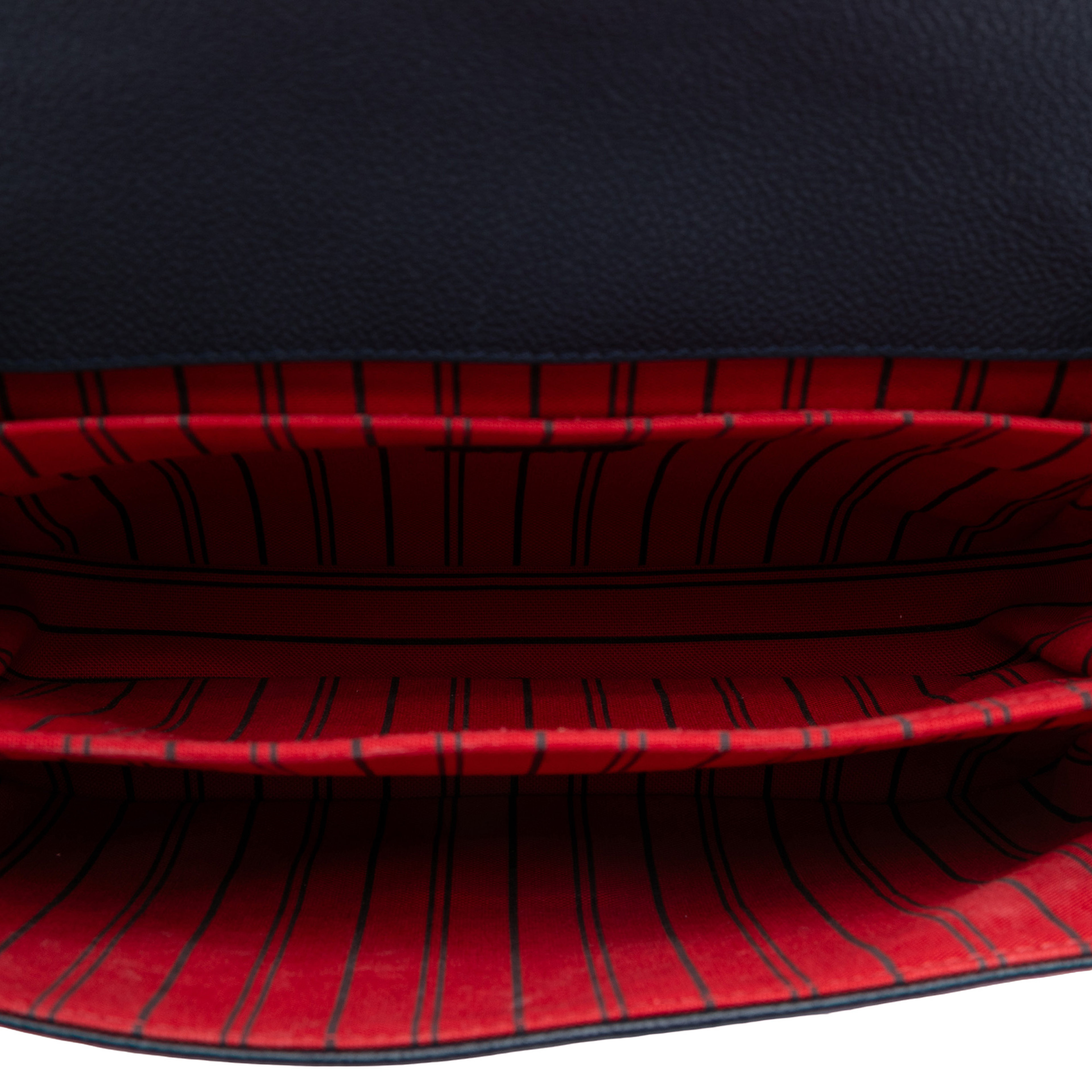 Louis Vuitton Monogram Empreinte Pochette Metis, från Luxclusif, i färgen navy. Klicka för att öppna bilden i stort format