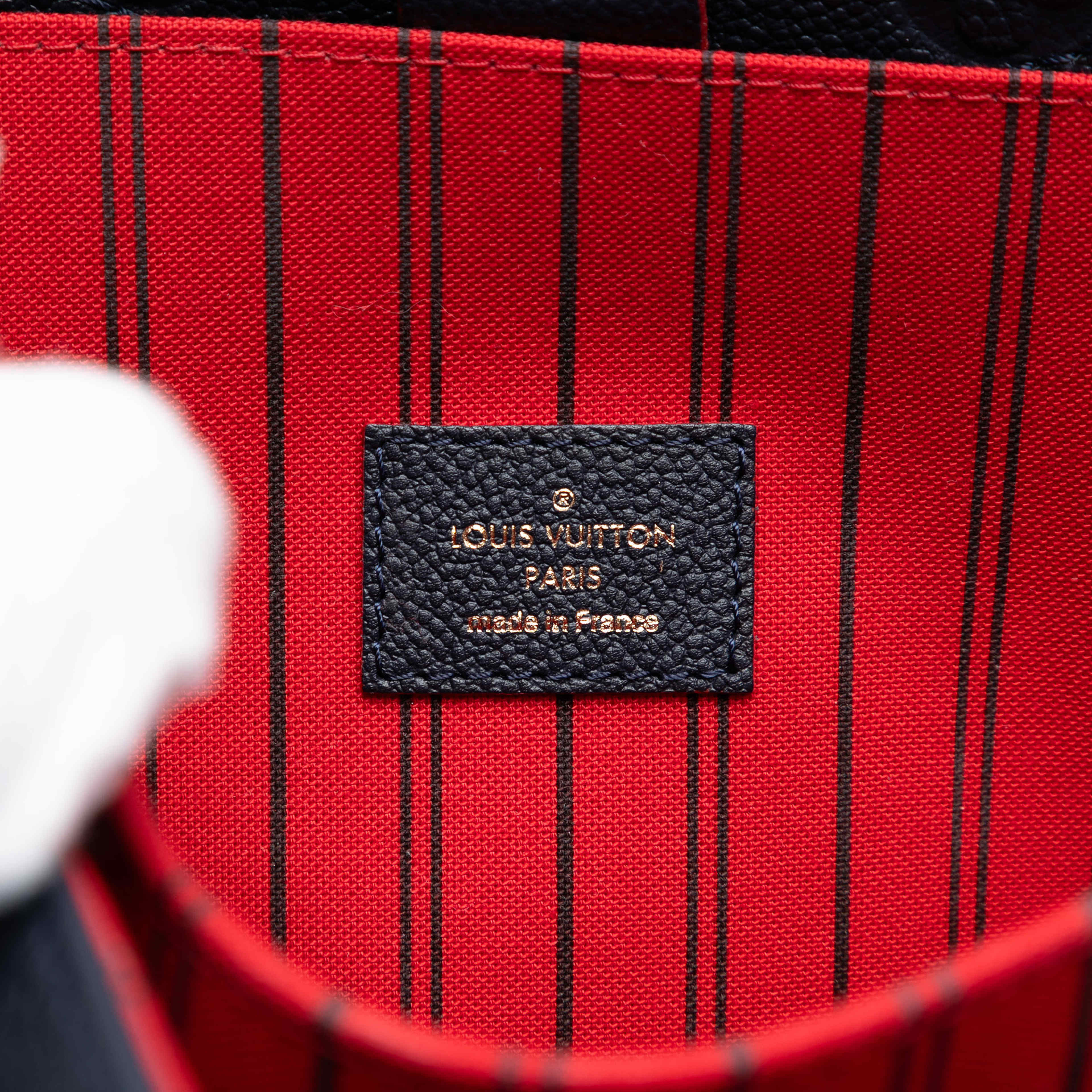 Louis Vuitton Monogram Empreinte Pochette Metis, från Luxclusif, i färgen navy. Klicka för att öppna bilden i stort format