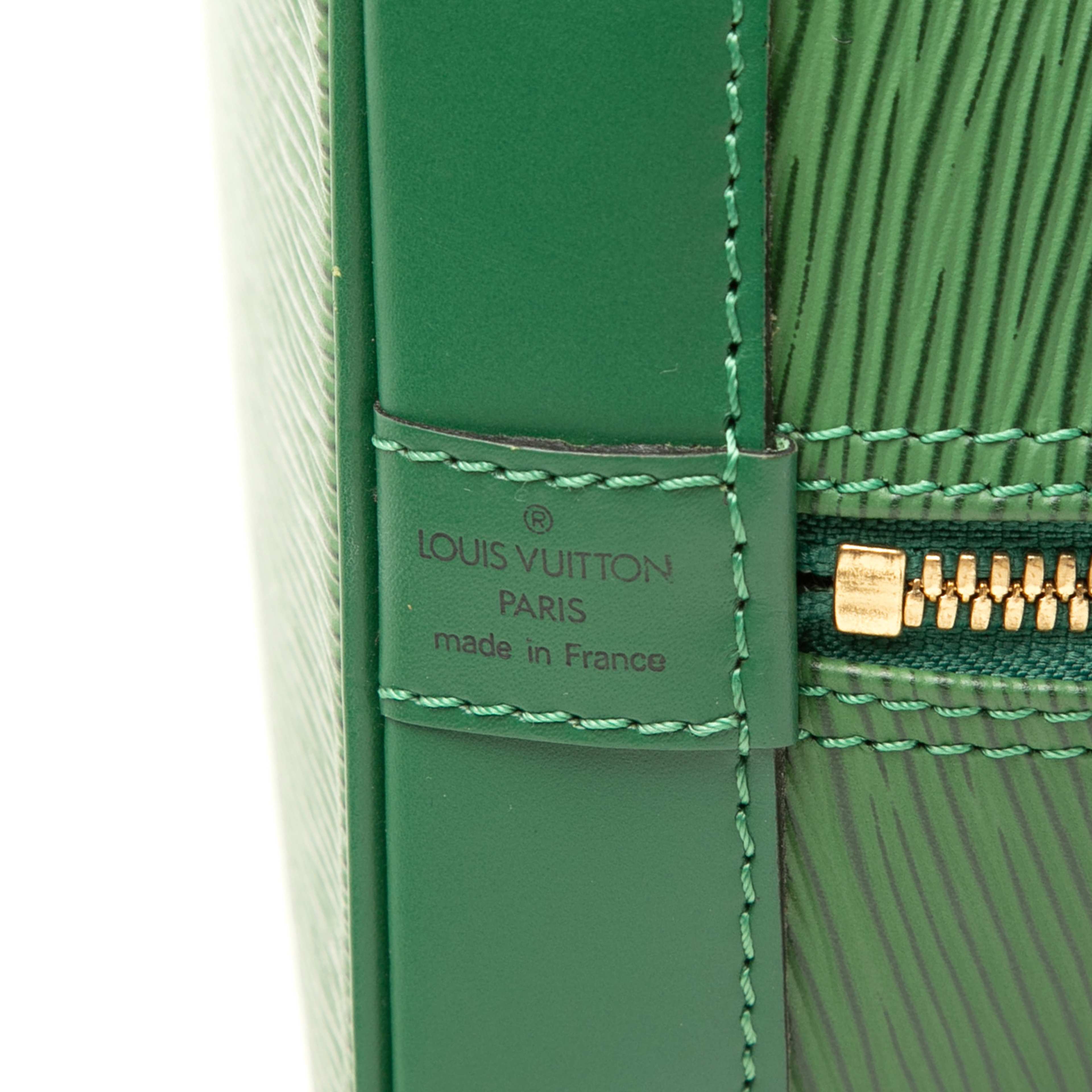 Louis Vuitton Epi Alma Pm, från Luxclusif, i färgen grön. Klicka för att öppna bilden i stort format
