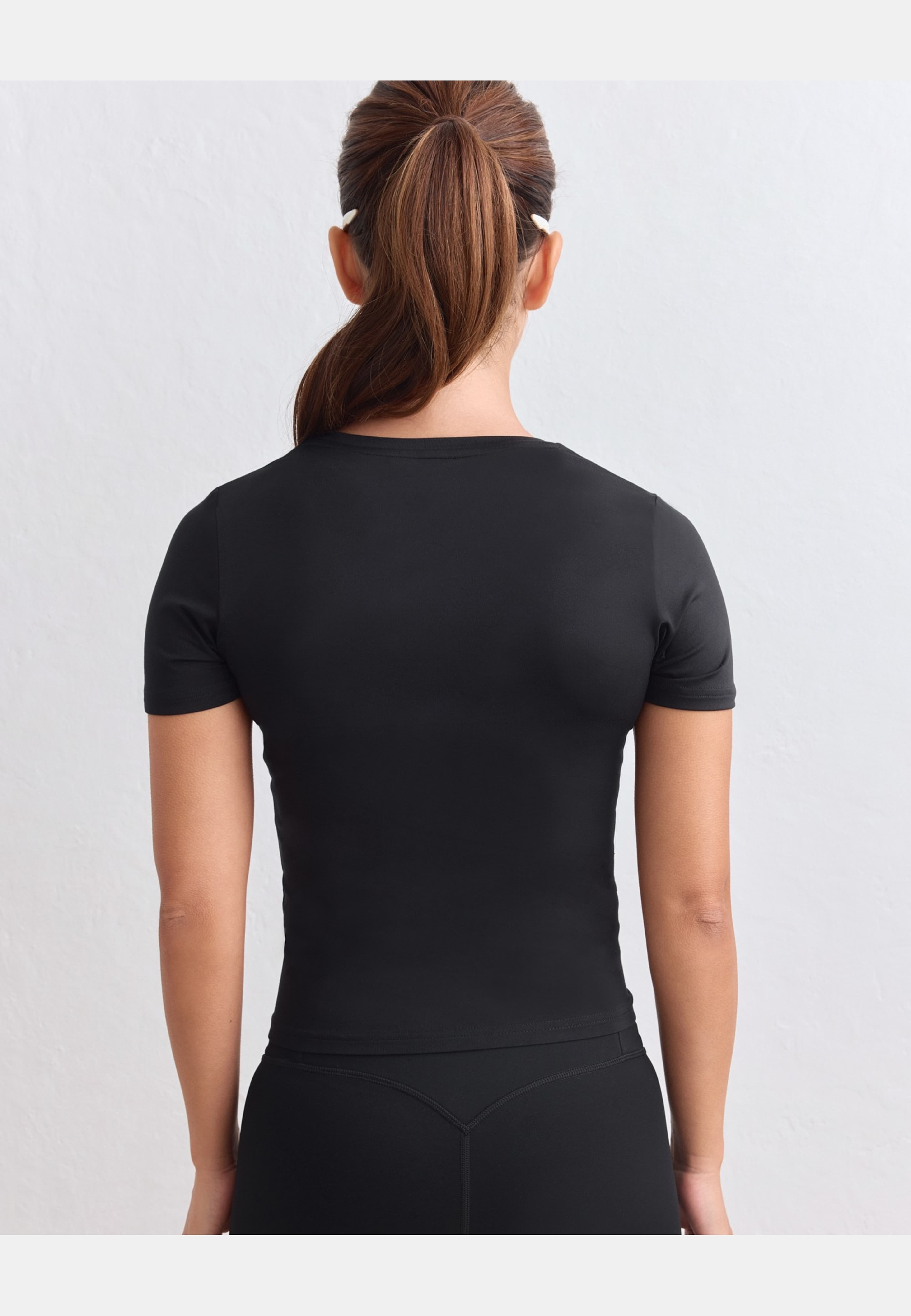 Soft Basic Round-neck Short Sleeve, från aim'n, i färgen black. Klicka för att öppna bilden i stort format
