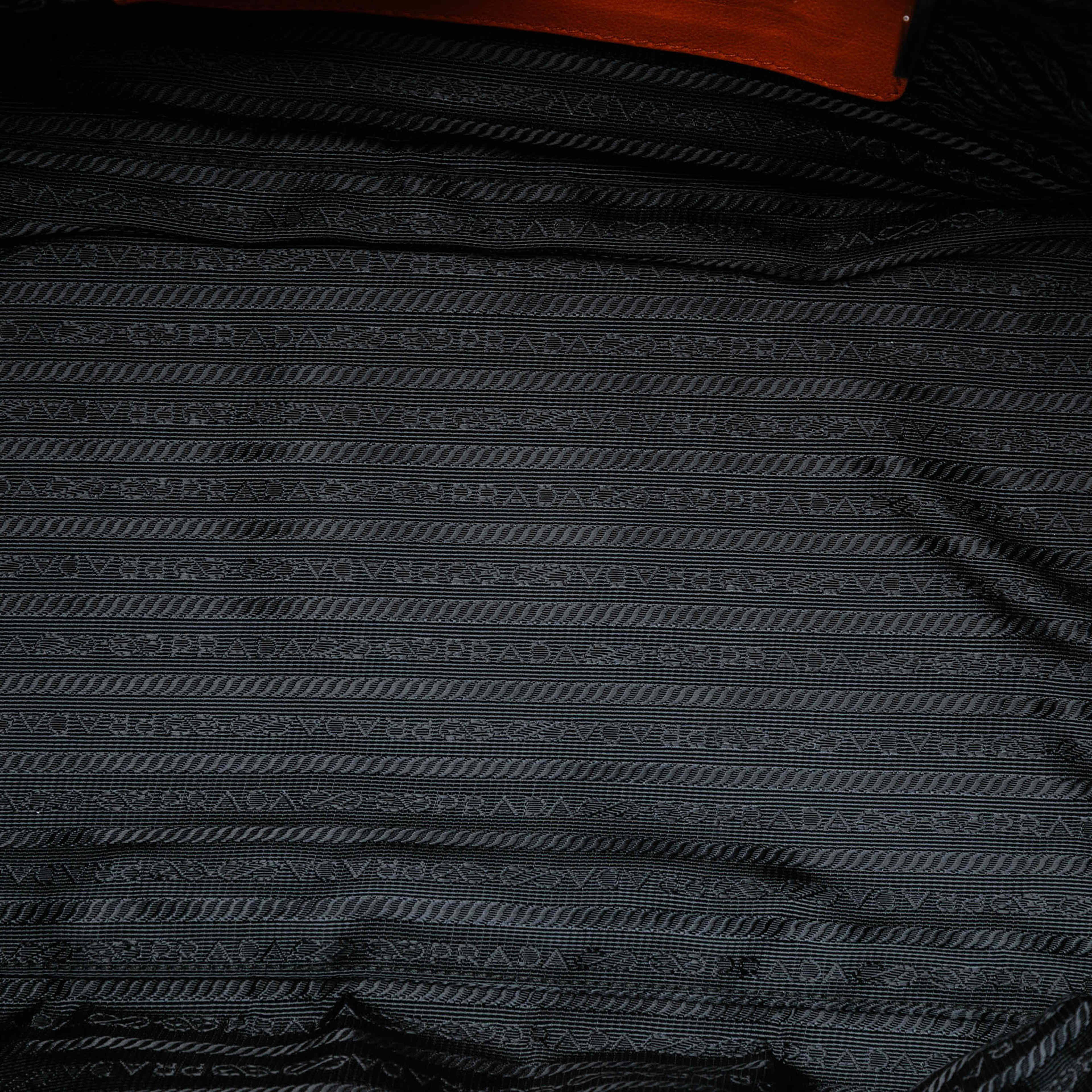 Prada Glace Calf Twin Pocket Satchel, från Luxclusif, i färgen orange. Klicka för att öppna bilden i stort format