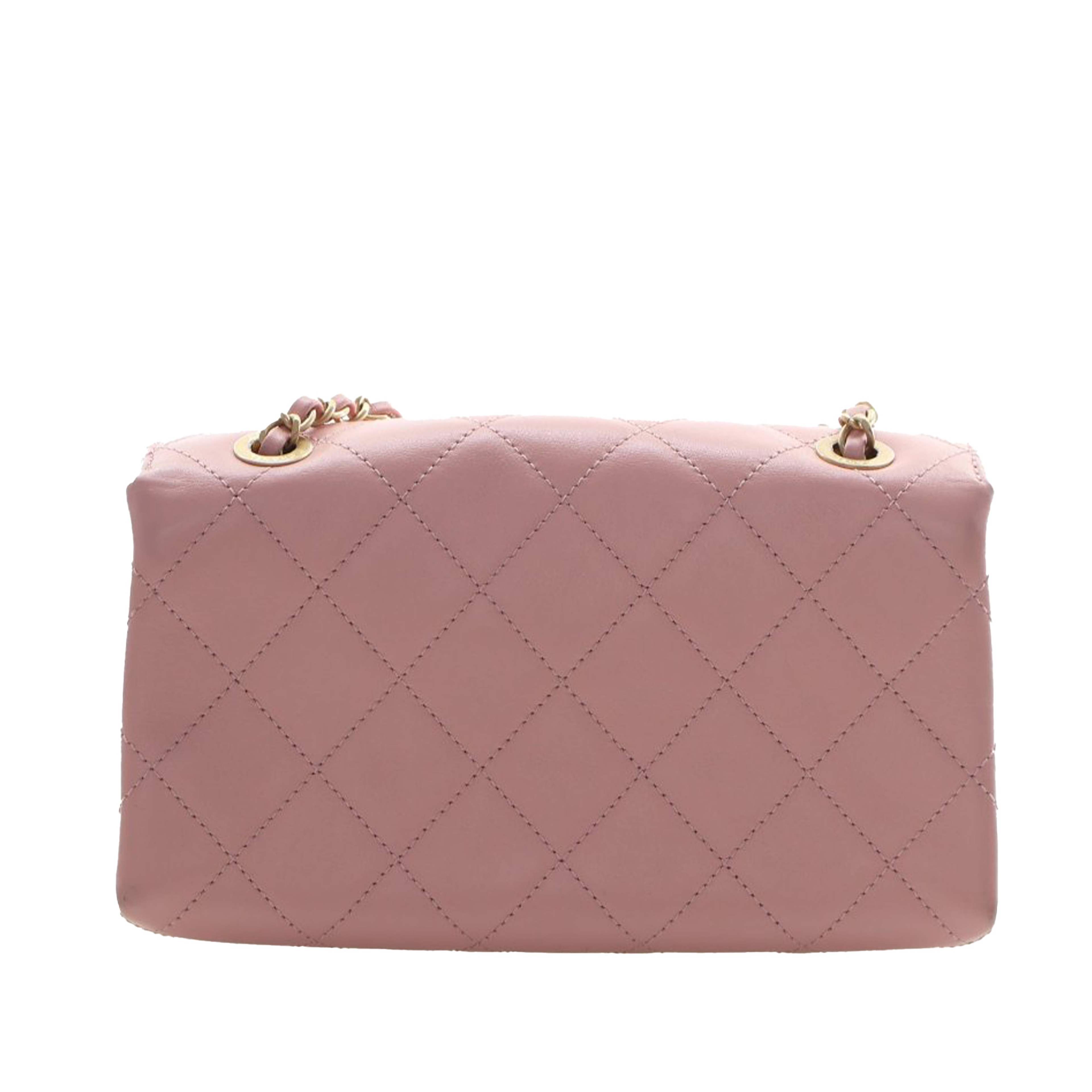 Chanel Small Quilted Calfskin Enchained Flap, från Luxclusif, i färgen pink. Klicka för att öppna bilden i stort format