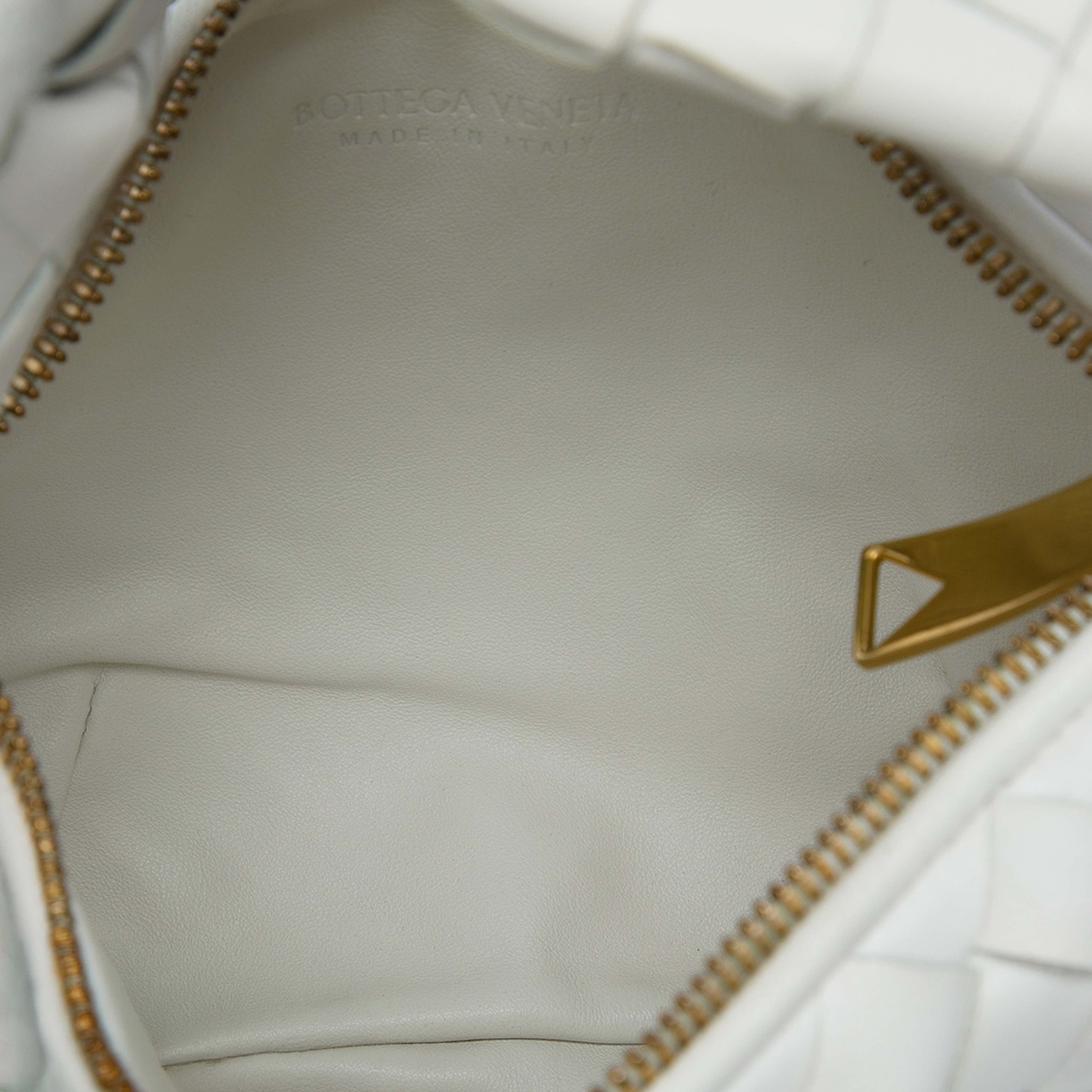 Bottega Veneta Mini Nappa Intrecciato Jodie, från Luxclusif, i färgen vit. Klicka för att öppna bilden i stort format
