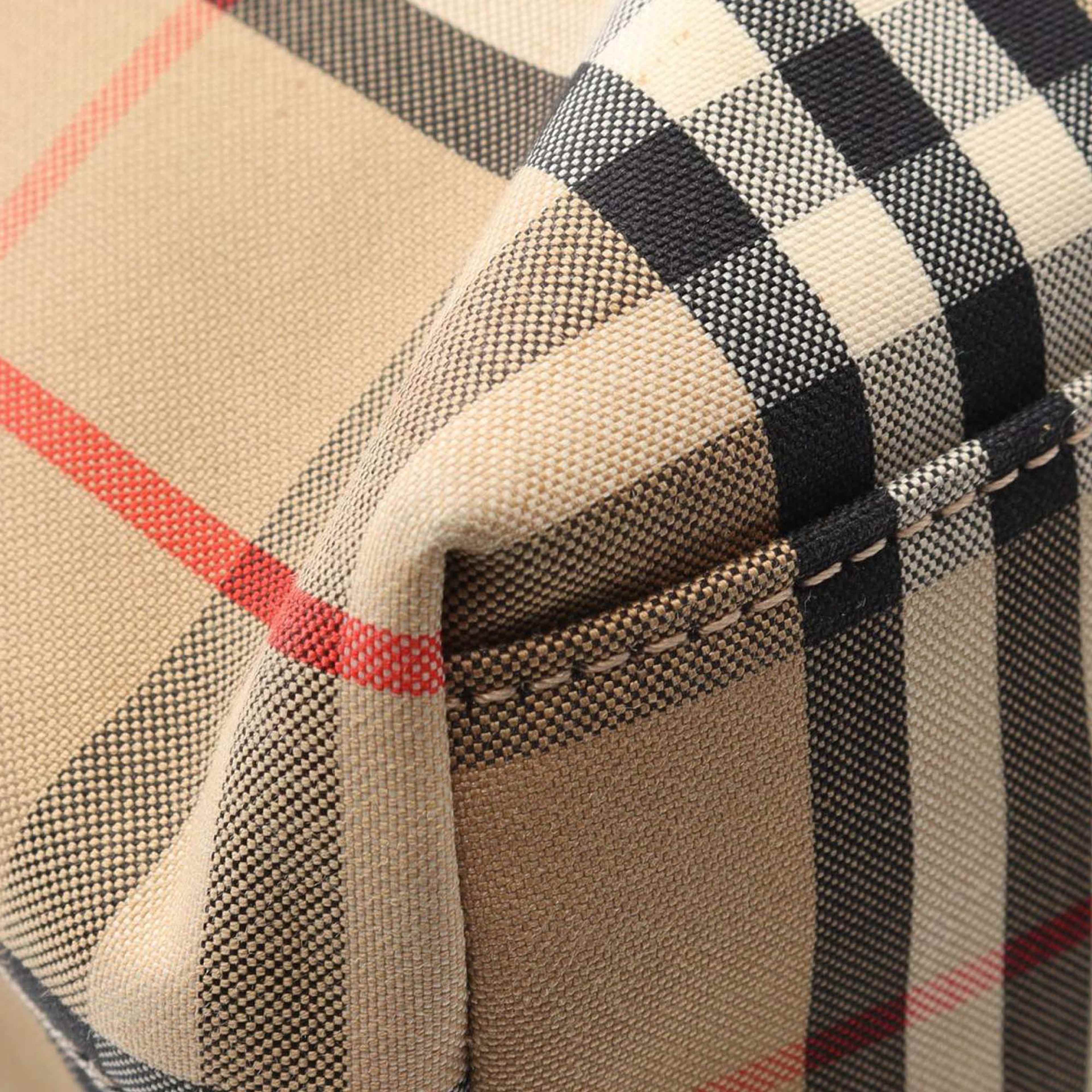 Burberry House Check Nylon Artie Satchel, från Luxclusif, i färgen beige.