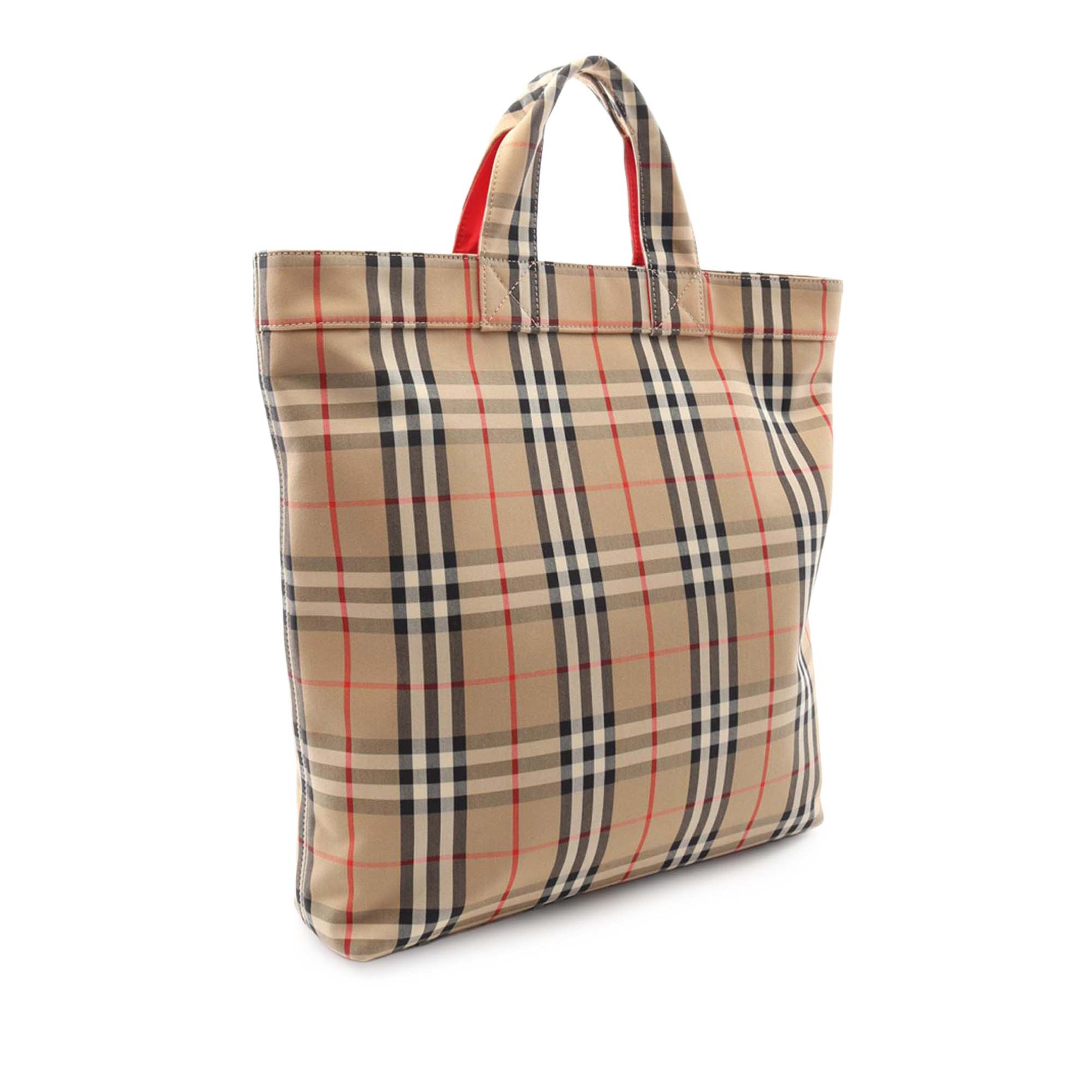 Burberry House Check Nylon Artie Satchel, från Luxclusif, i färgen beige.
