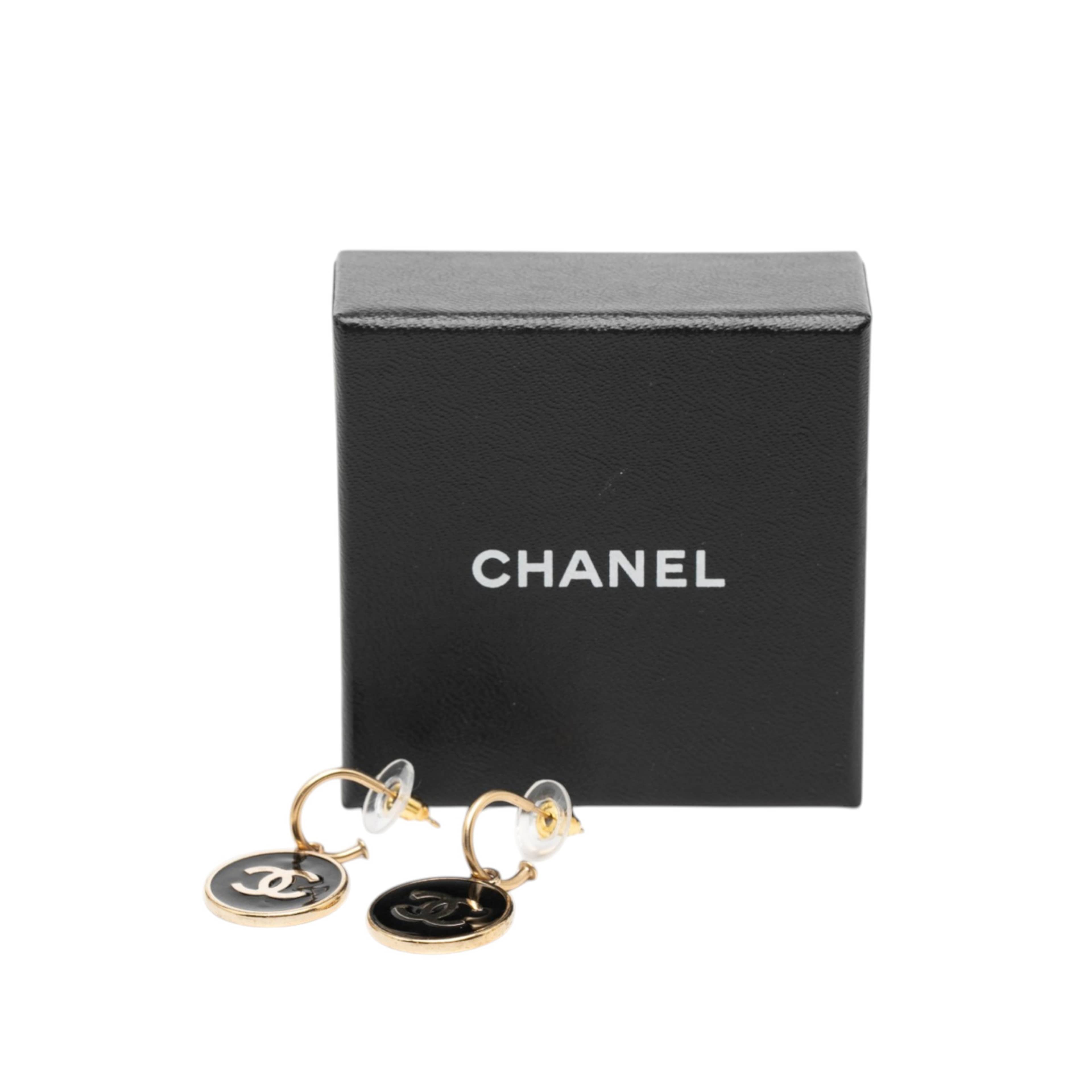 Chanel Cc Gold Plated Resin Round Swing Push Back Earrings, från Luxclusif, i färgen gold. Klicka för att öppna bilden i stort format