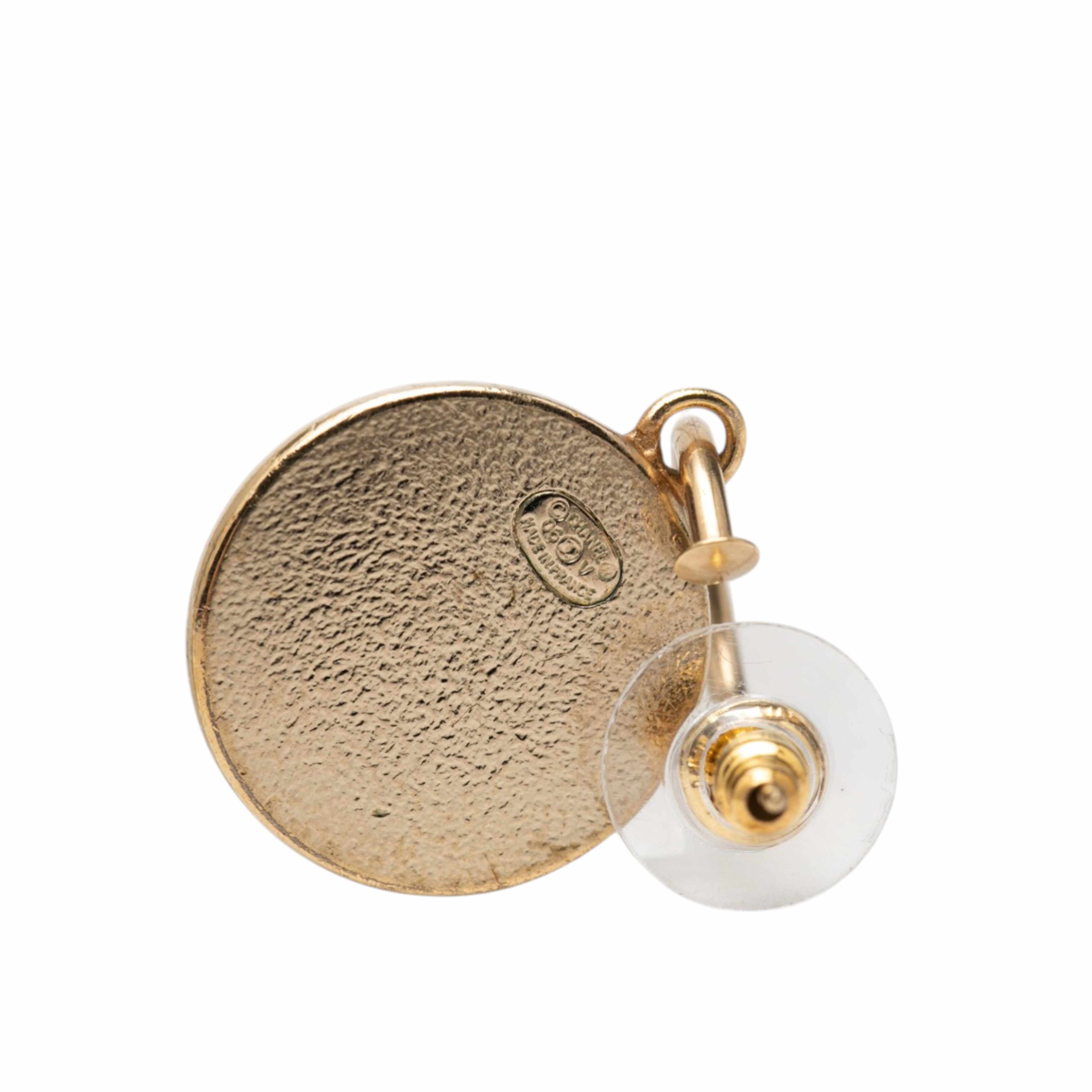 Chanel Cc Gold Plated Resin Round Swing Push Back Earrings, från Luxclusif, i färgen gold. Klicka för att öppna bilden i stort format