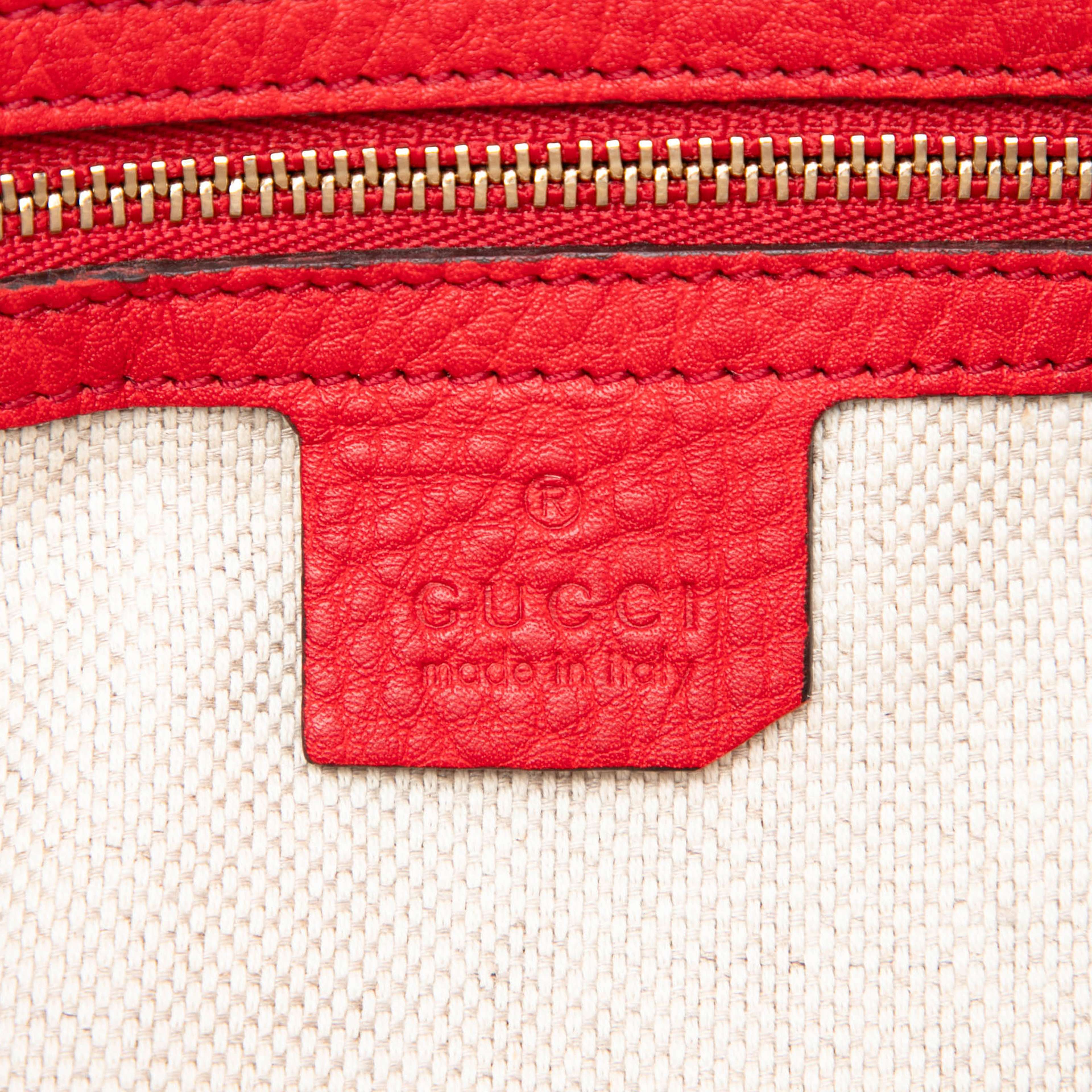 Gucci Calfskin Soho Chain Zip Shoulder Bag, från Luxclusif, i färgen röd. Klicka för att öppna bilden i stort format