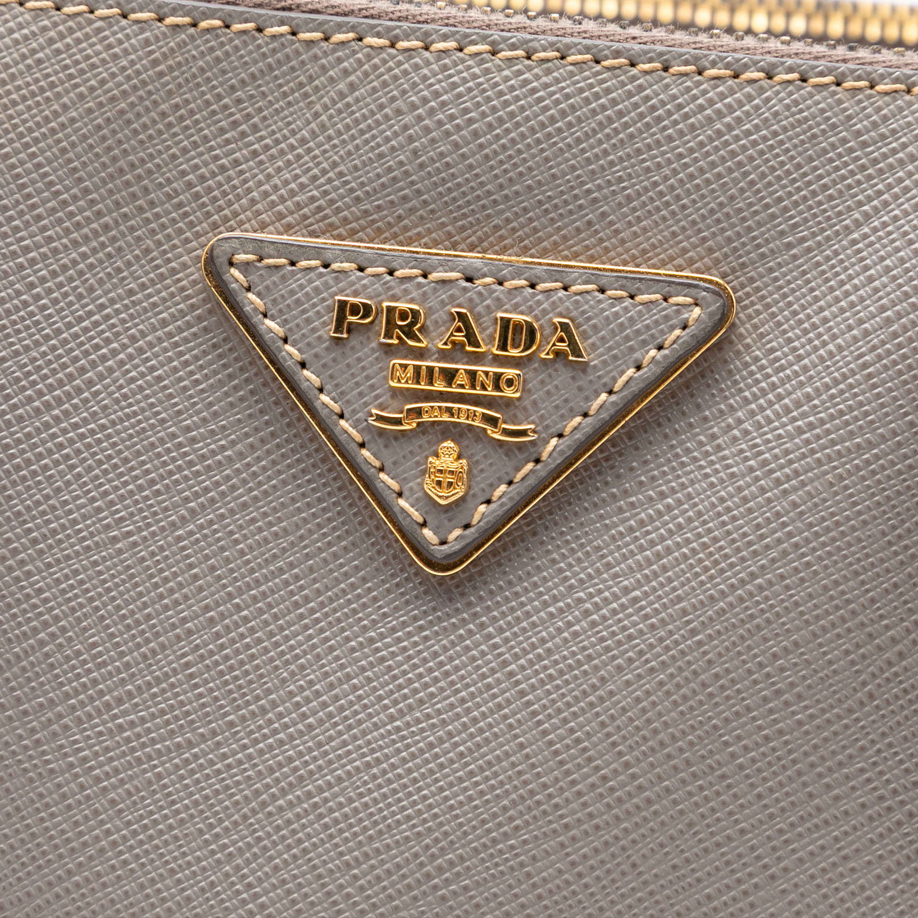 Prada Large Saffiano Lux Galleria Double Zip Tote, från Luxclusif, i färgen gray. Klicka för att öppna bilden i stort format