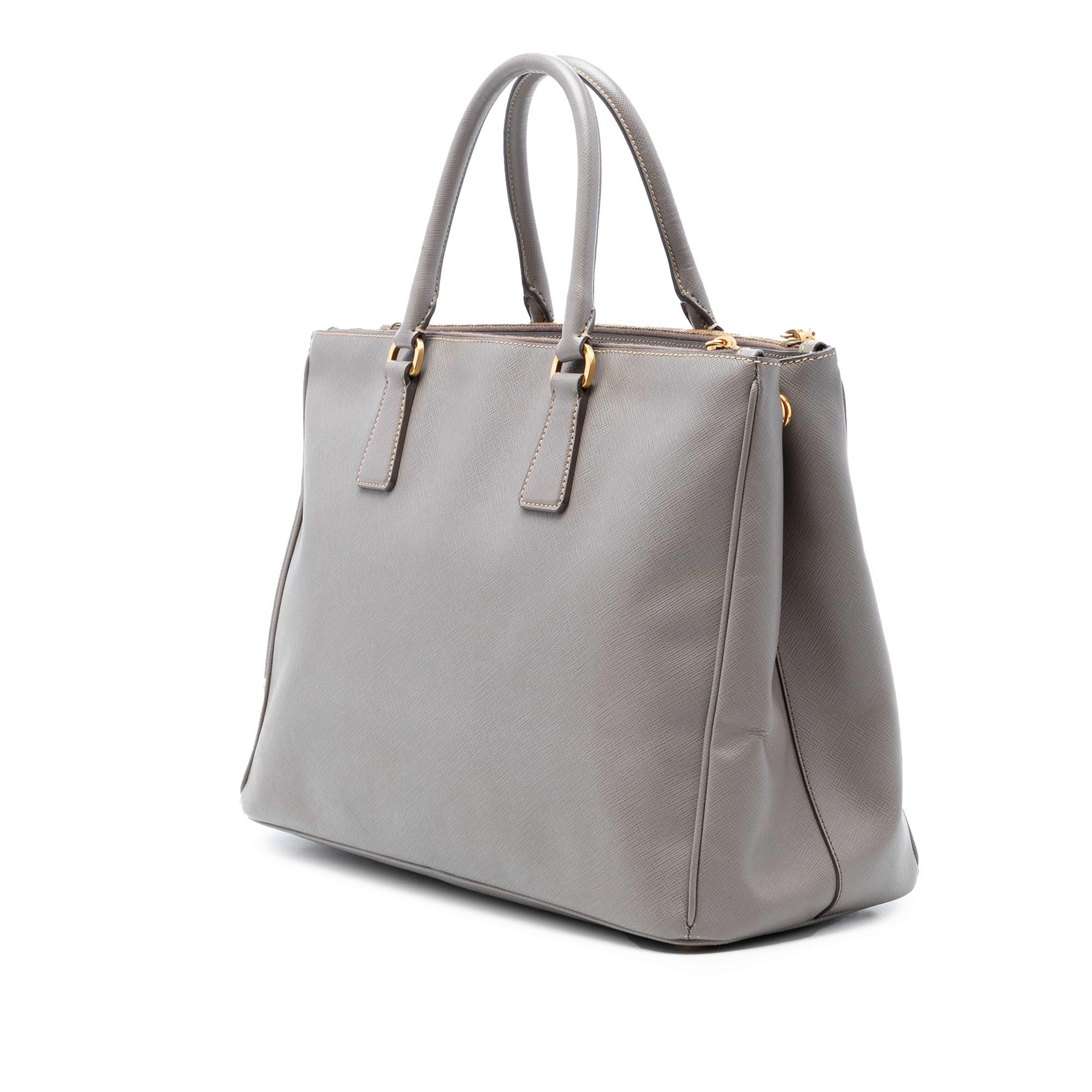 Prada Large Saffiano Lux Galleria Double Zip Tote, från Luxclusif, i färgen gray. Klicka för att öppna bilden i stort format
