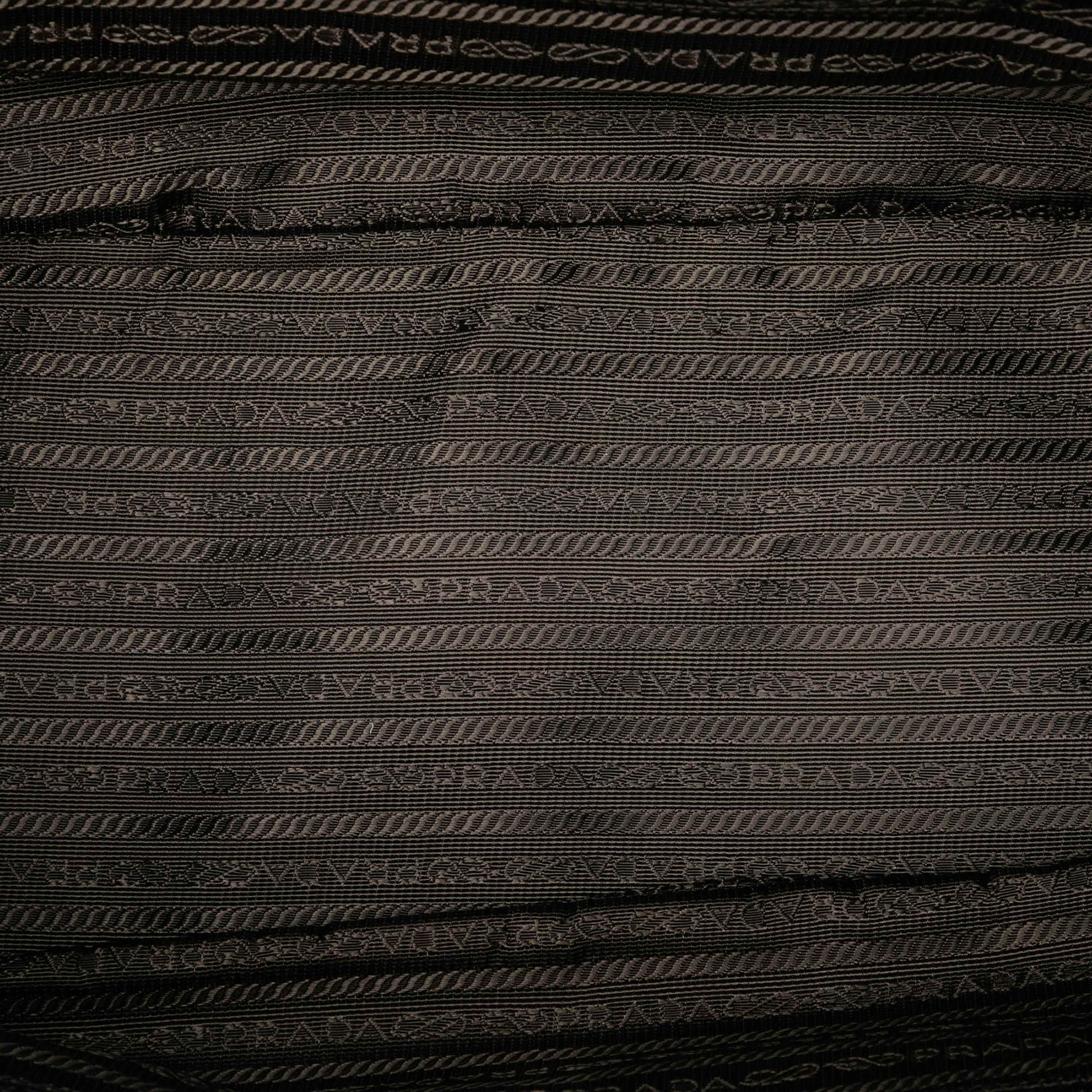 Prada Large Saffiano Lux Galleria Double Zip Tote, från Luxclusif, i färgen gray. Klicka för att öppna bilden i stort format