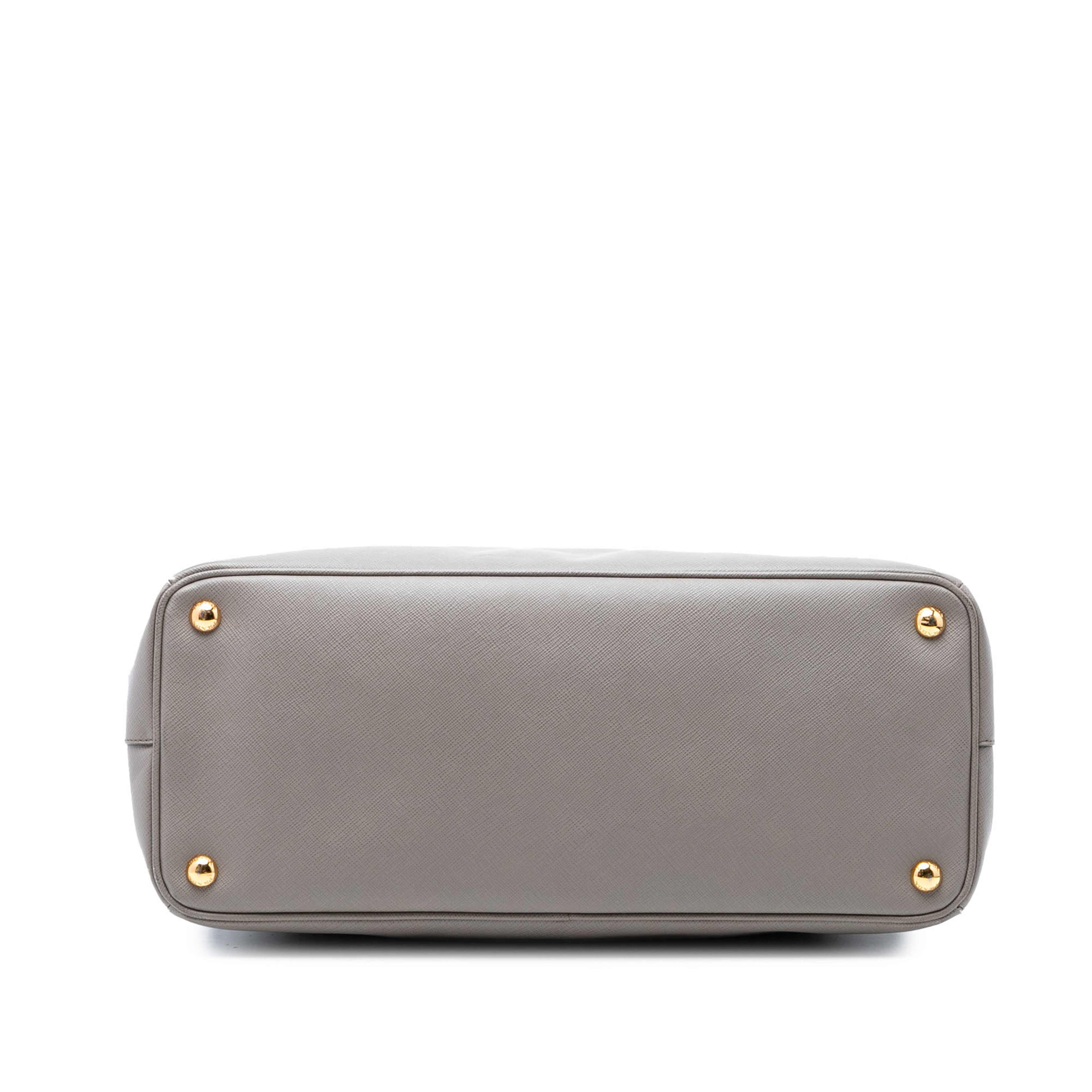 Prada Large Saffiano Lux Galleria Double Zip Tote, från Luxclusif, i färgen grå. Klicka för att öppna bilden i stort format