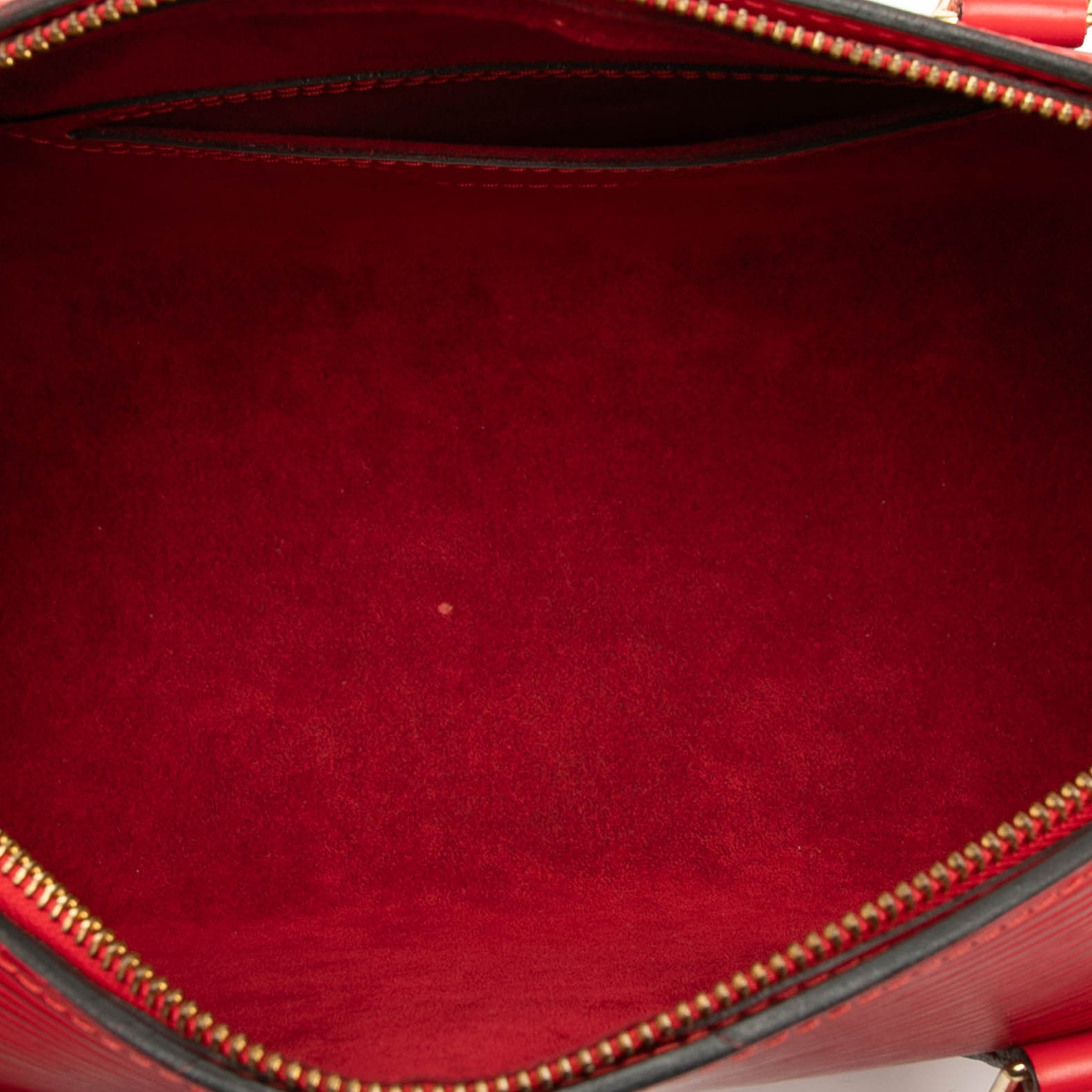 Louis Vuitton Epi Soufflot, från Luxclusif, i färgen red. Klicka för att öppna bilden i stort format