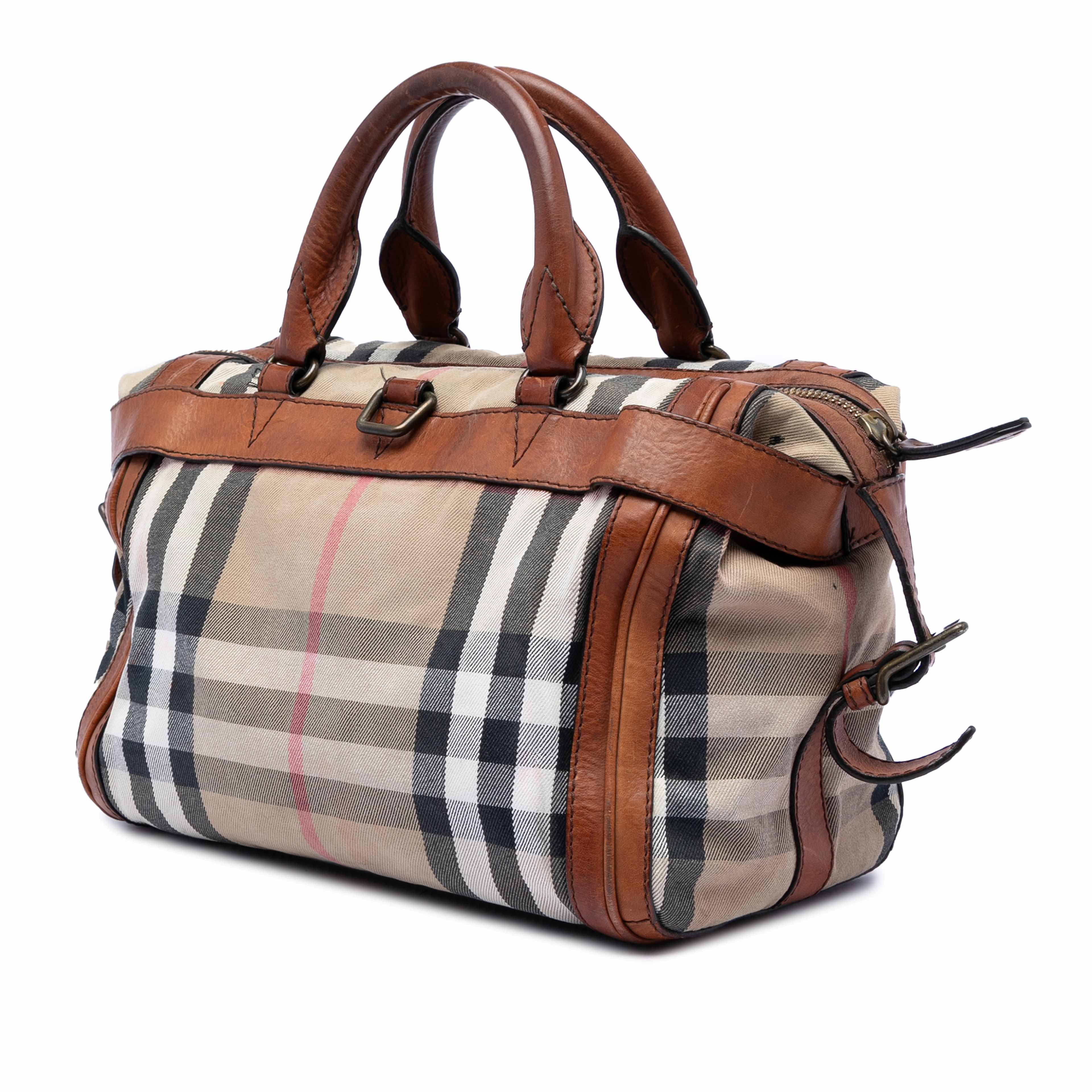 Burberry House Check Canvas Banford Bowling Bag, från Luxclusif, i färgen brun. Klicka för att öppna bilden i stort format