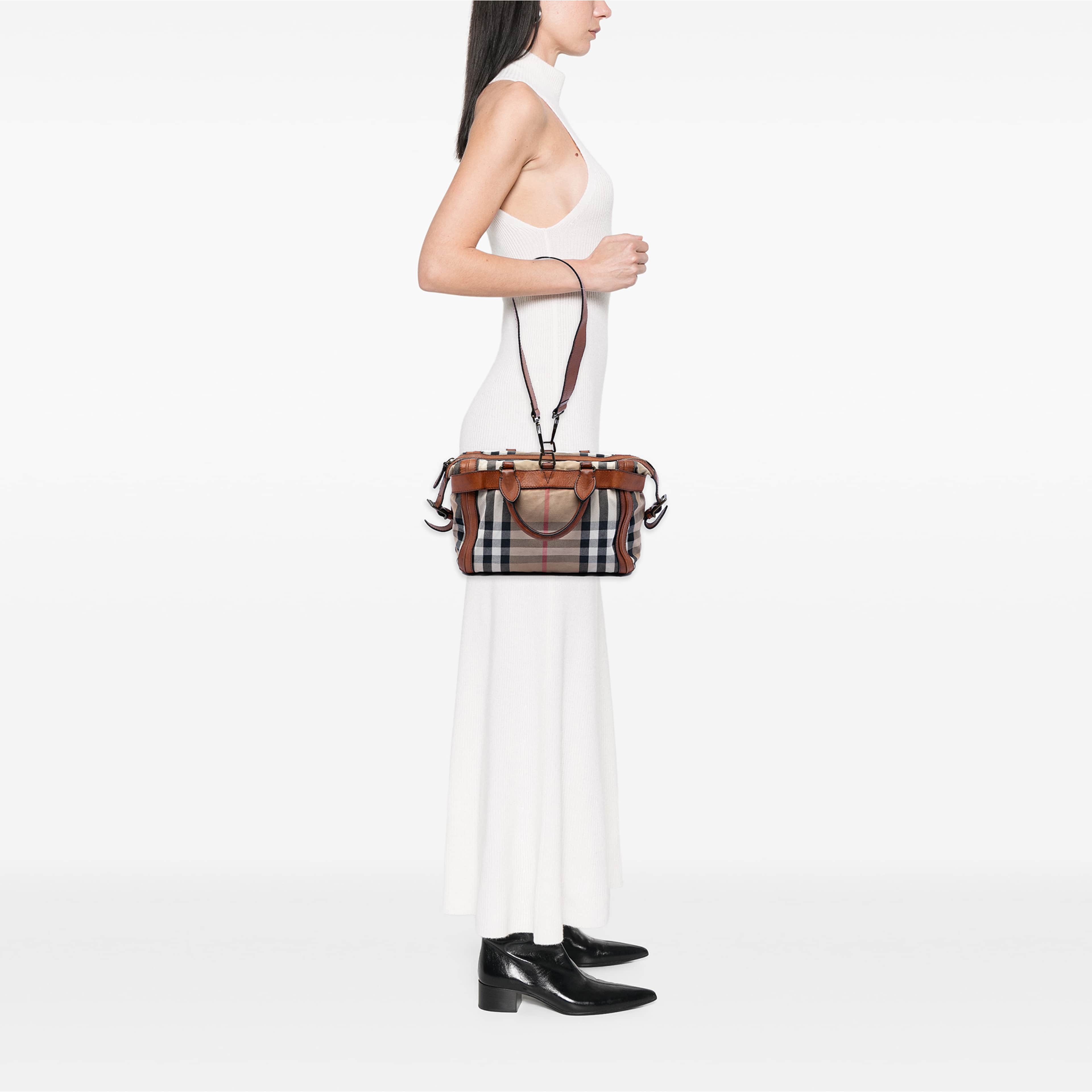Burberry House Check Canvas Banford Bowling Bag, från Luxclusif, i färgen brun. Klicka för att öppna bilden i stort format