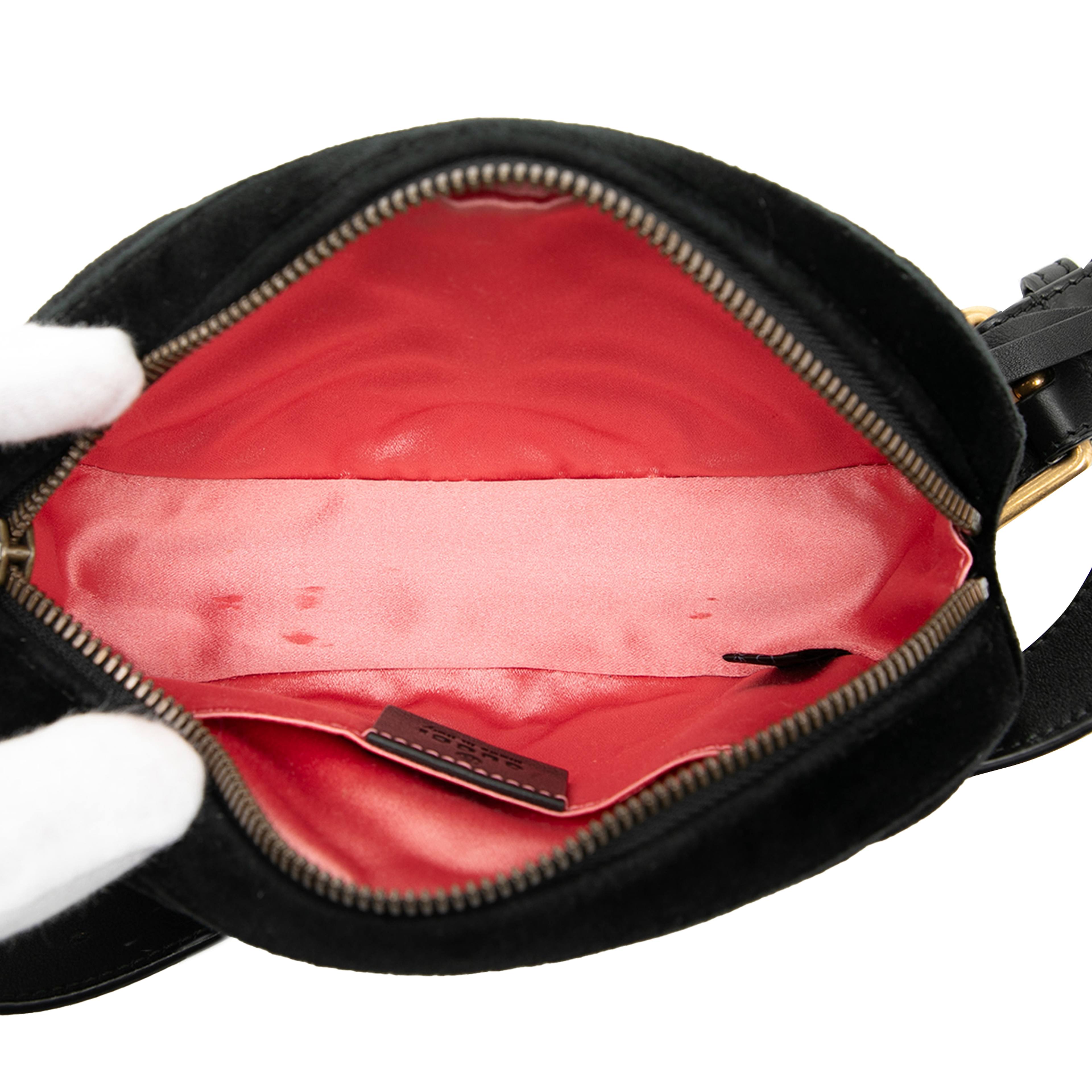 Gucci Gg Marmont Matelasse Velvet Belt Bag, från Luxclusif, i färgen black. Klicka för att öppna bilden i stort format