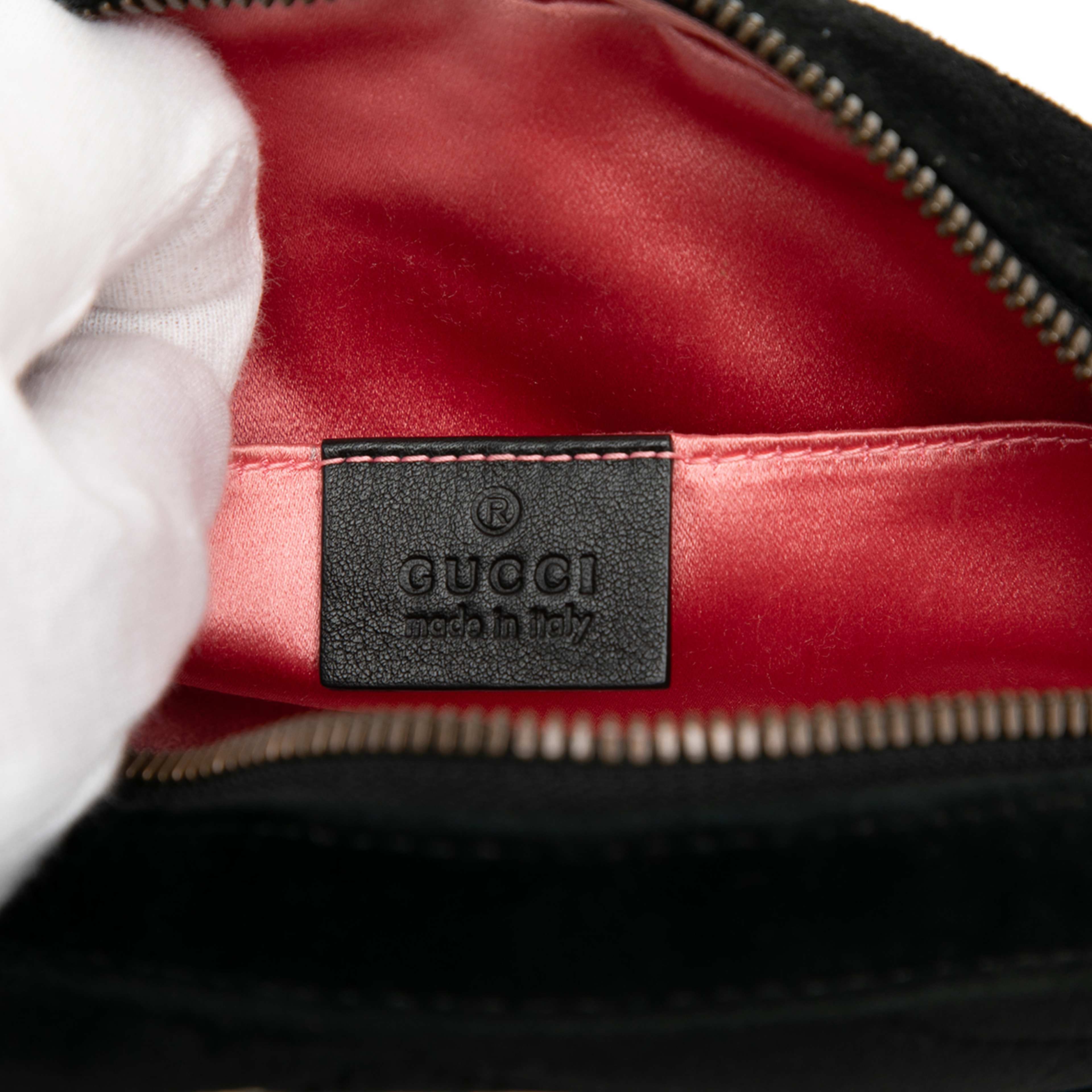 Gucci Gg Marmont Matelasse Velvet Belt Bag, från Luxclusif, i färgen black. Klicka för att öppna bilden i stort format